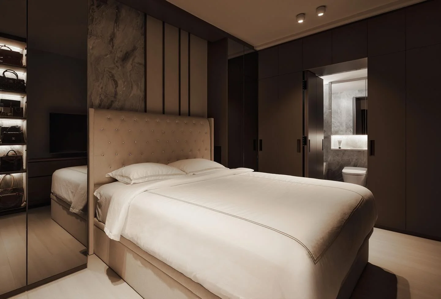 The brief was clear: hotel vibes, maximum storage and space to display an array of bags 😌