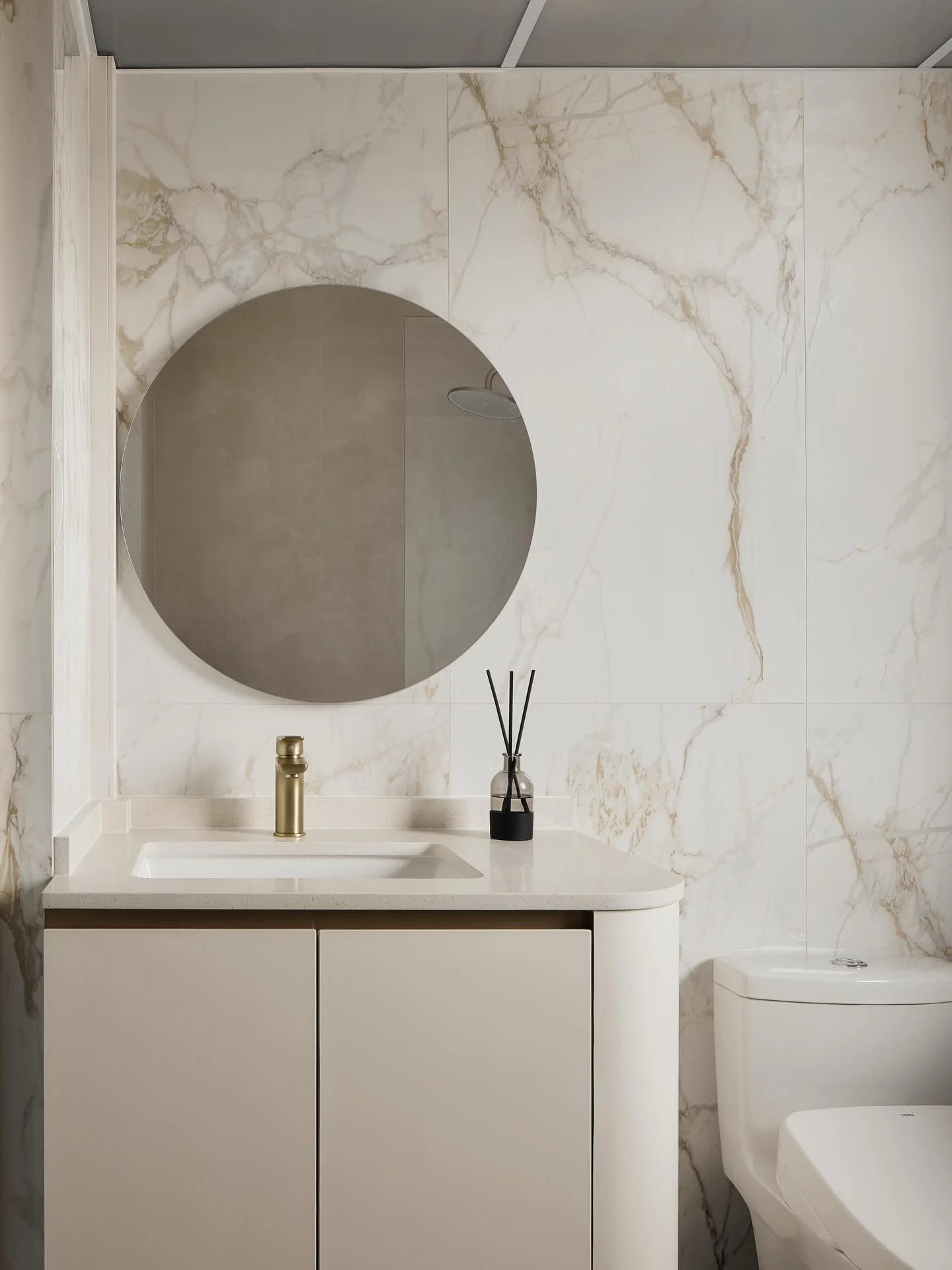 Treat daily bathroom use as a pause from the hustle and bustle of city life ✨