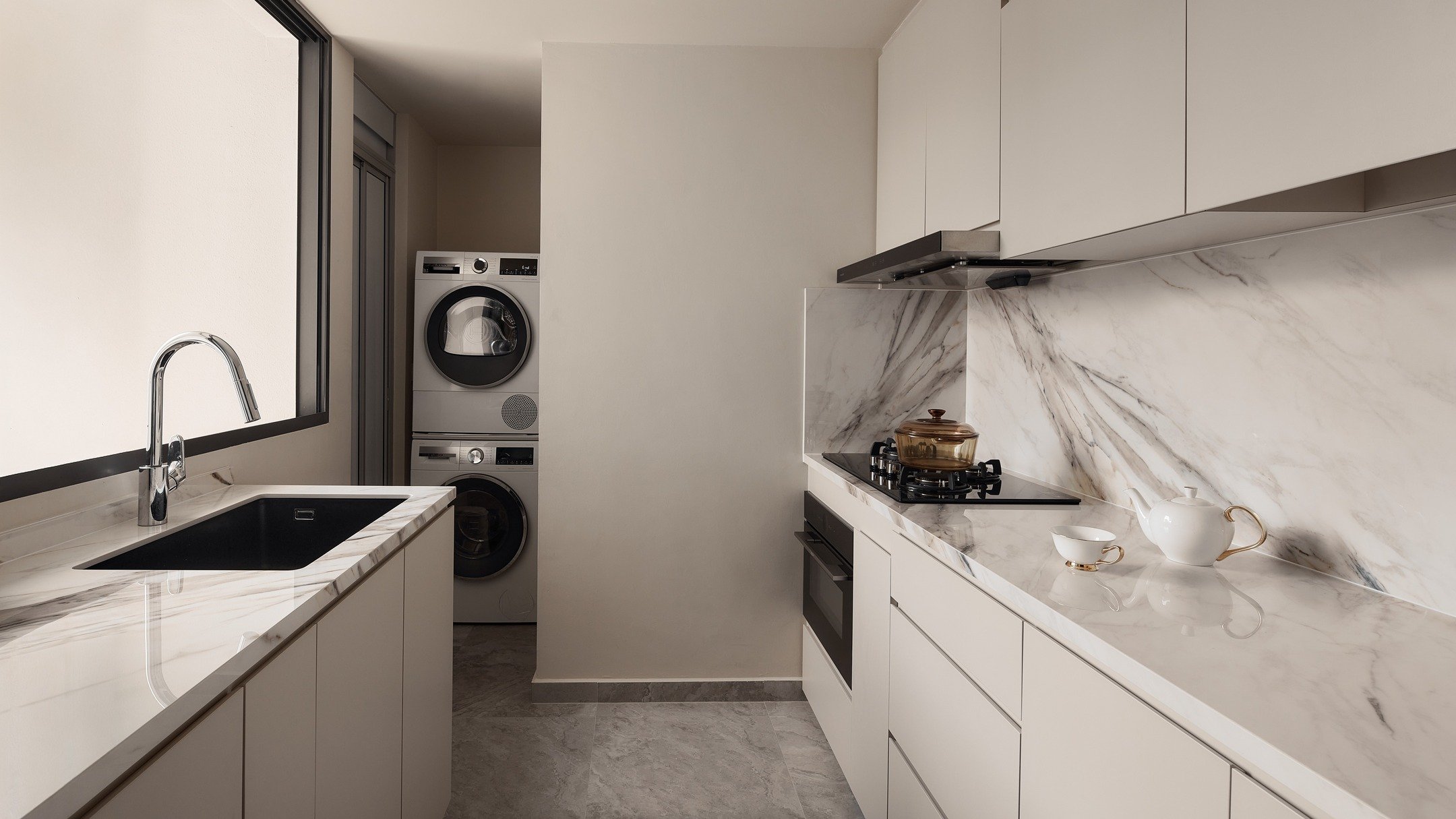 A calm, elegant, windy and fully functional kitchen where colours and materials were carefully chosen. 

No swag, no drama: everything simply works.