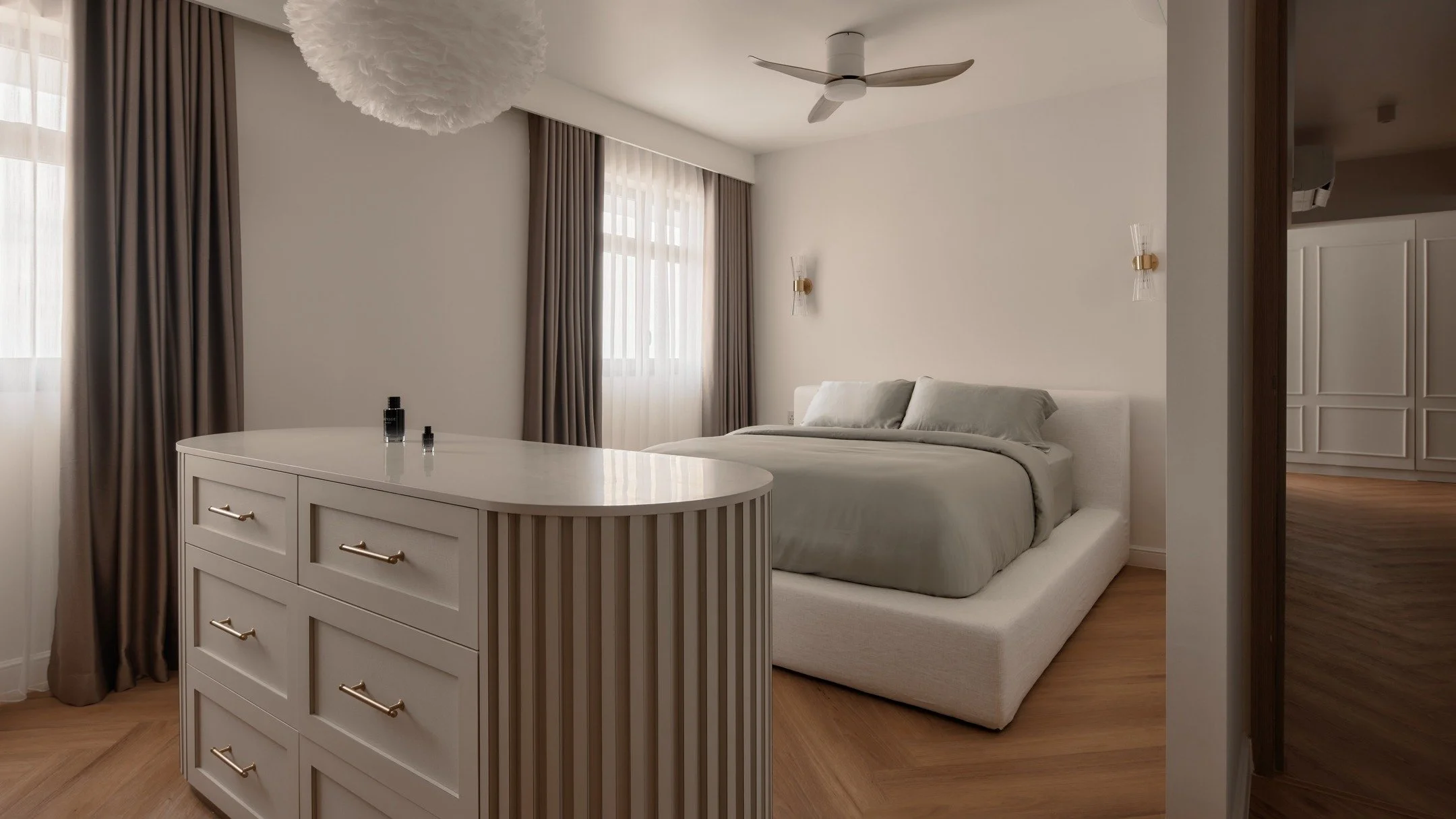 What a luxury it is to have an island in the bedroom 😊