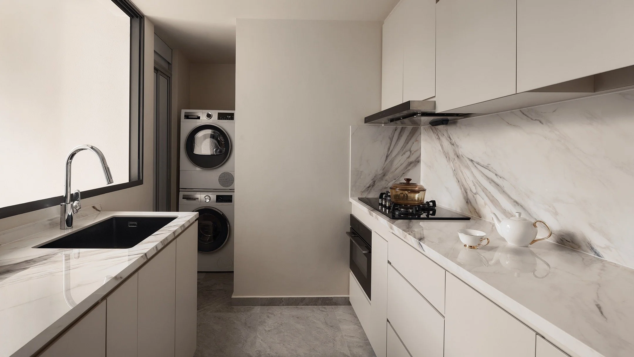 A calm, elegant, windy and fully functional kitchen where colours and materials were carefully chosen. 

No swag, no drama: everything simply works.