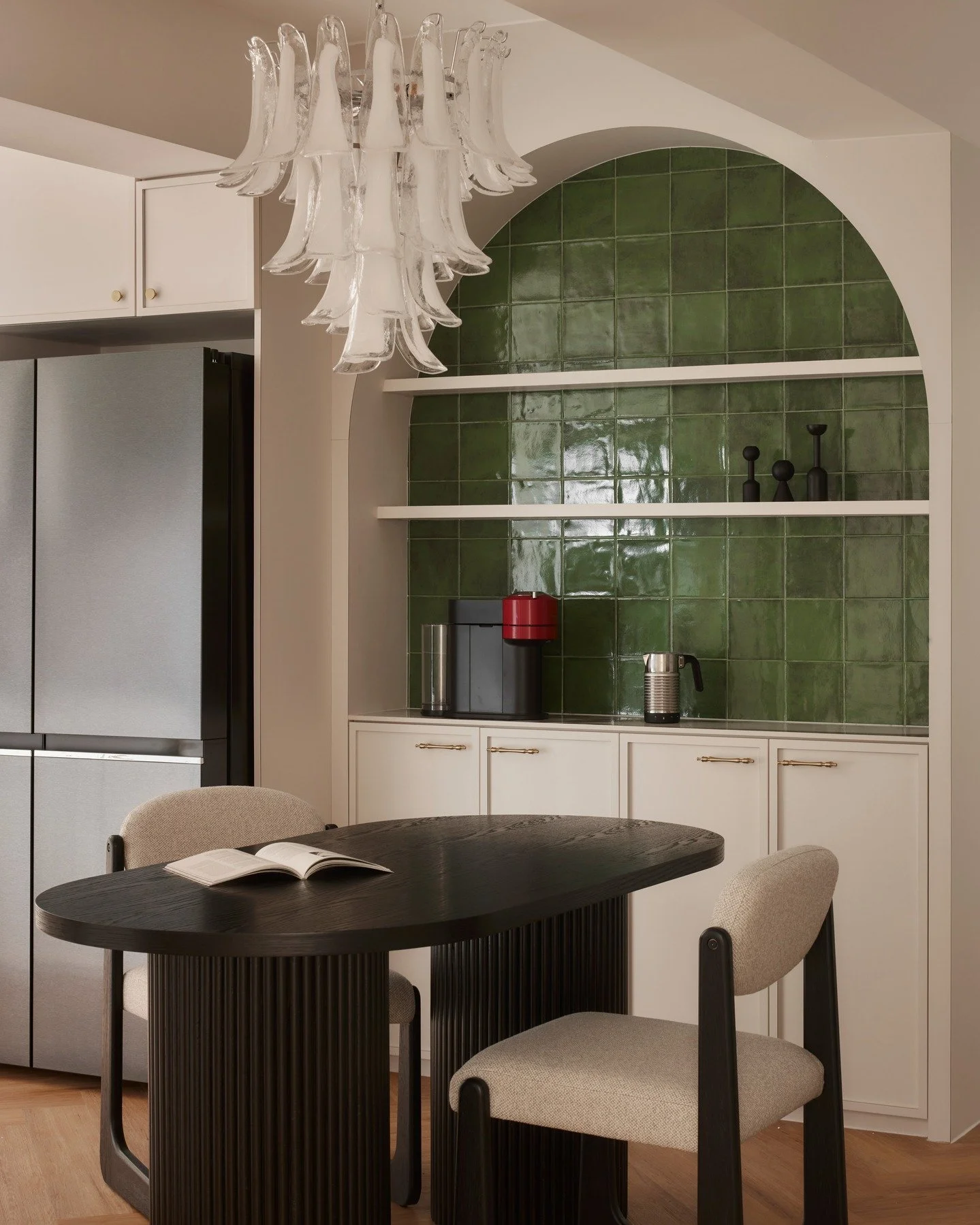 We like to think that when you surround yourself with things you feel positively about, the space will turn out good.

Here we see how various authentic materials (wood, stone, fabric, metal and glass) come together to create a space thats nice to lo