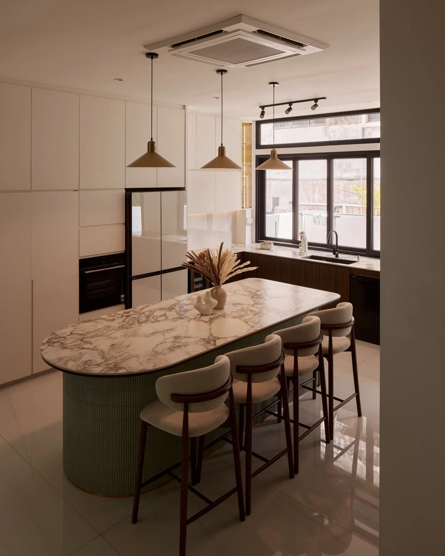 This kitchen island is a labor of love ❤️ 

We knew early on it was important to get this right: it is the first thing one sees upon entering the house. Also, such a hefty item inevitably anchors the kitchen.

We looked at the islands that the homeow