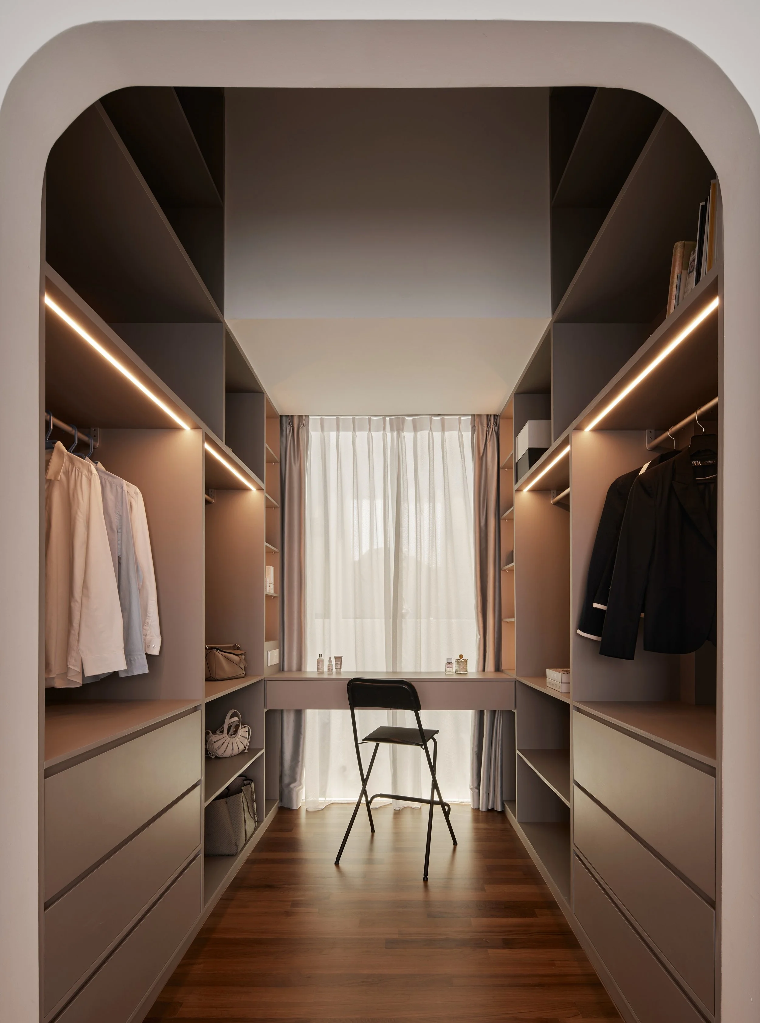 A walk in wardrobe we will gladly spend plenty of time getting ready in 🔥