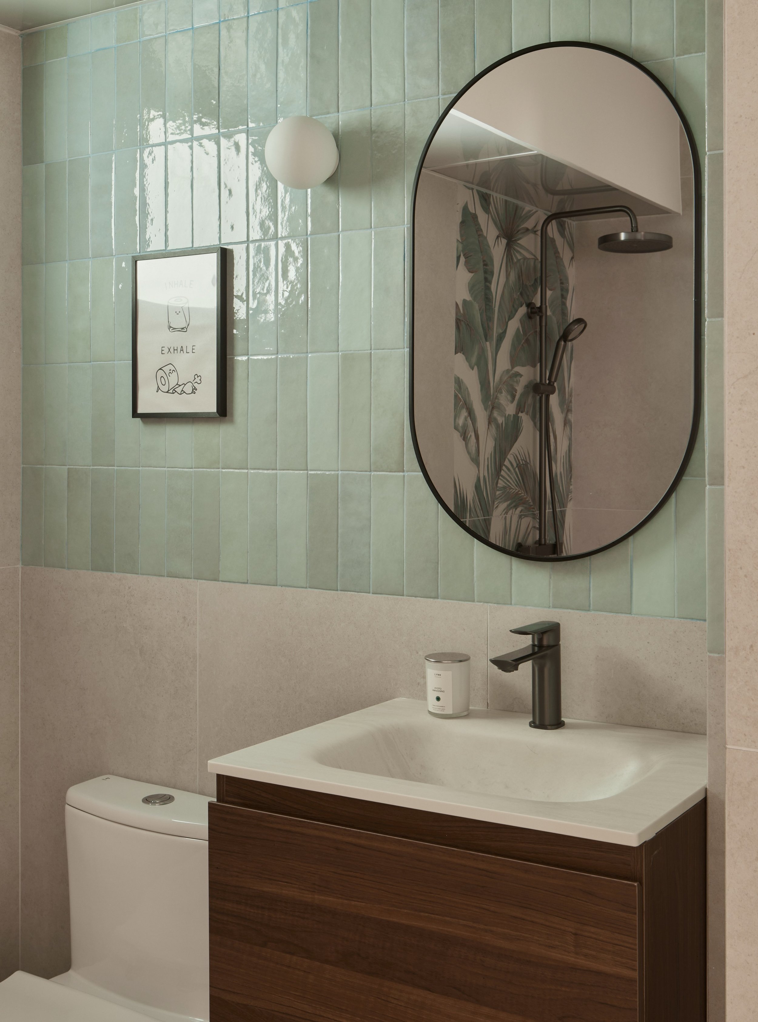 This is without doubt the largest common bathroom in a new BTO unit we've encountered. 

We like the combination of mint green tiles and the leaves on the shower wall: it all looks so fresh.

There's some life advice on the wall too, for the discerni
