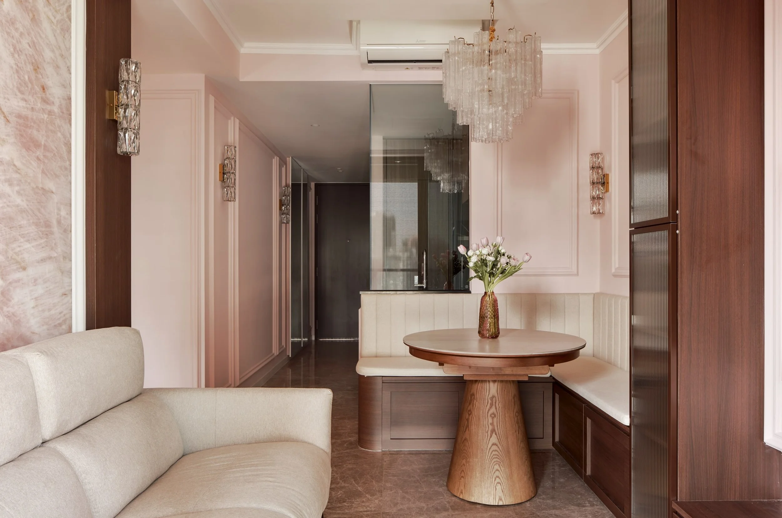 This house is so pretty in pink 💖

During the design process, the client considered switching the position of the sofa and TV console. We felt that having the cabinets connect will look better, and that&rsquo;s what she eventually decided upon.

Exp
