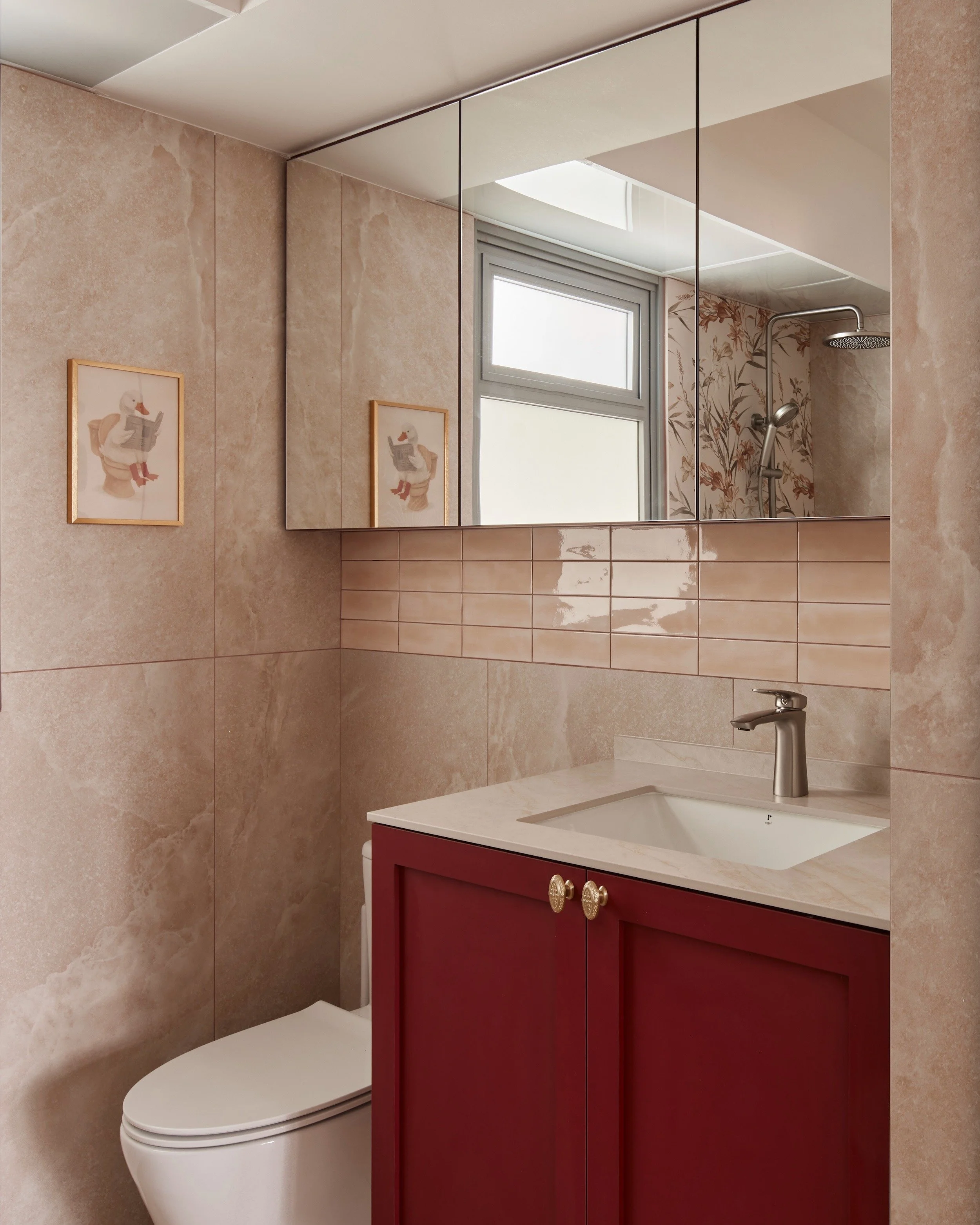 Here's a BTO bathroom transformed 😊

The walls and floor are lovely in shades of pink and red, and full of personality 🦆

There's also plentiful indirect lighting to create that hotel vibe.