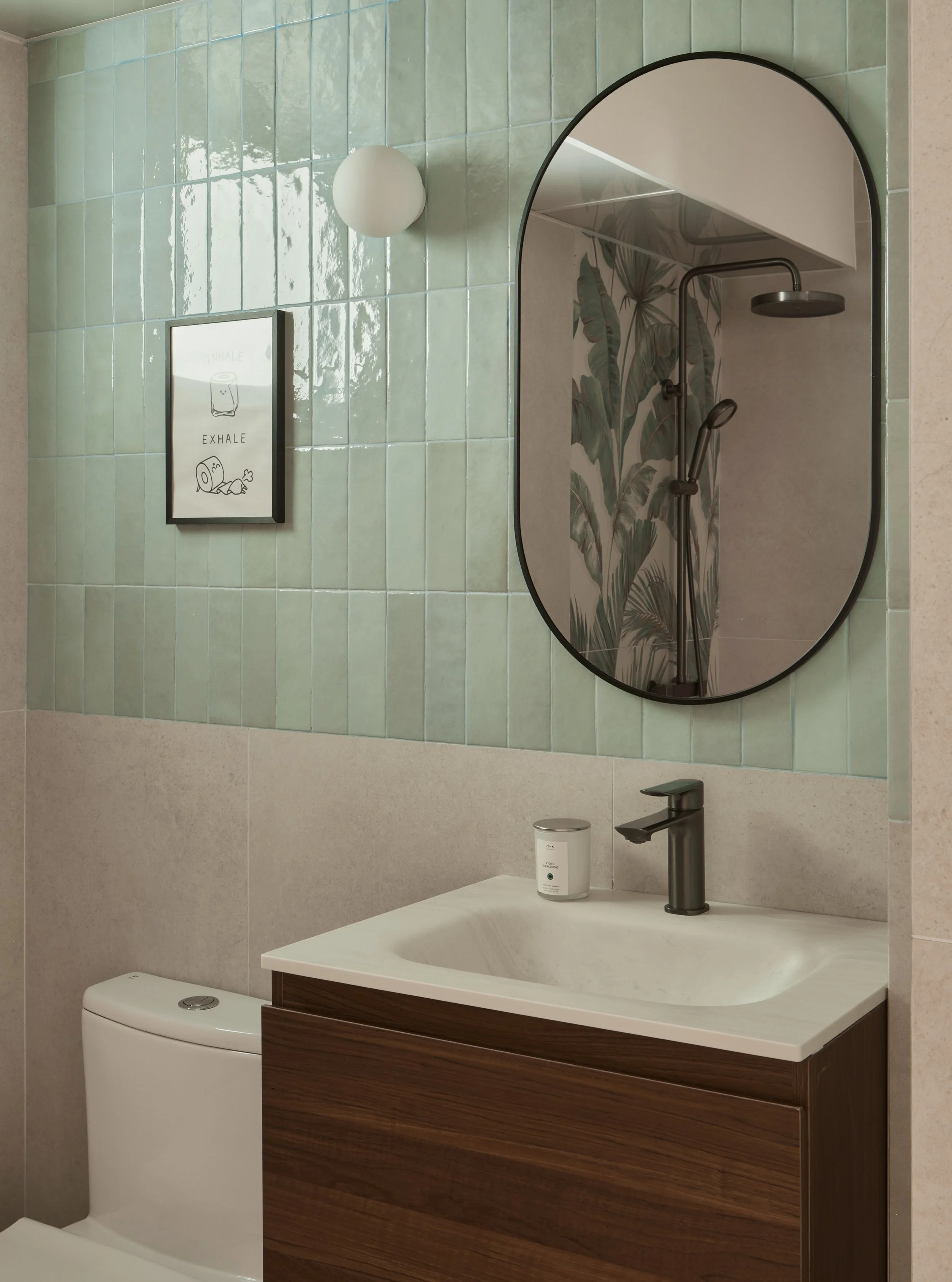 This is without doubt the largest common bathroom in a new BTO unit we've encountered. 

We like the combination of mint green tiles and the leaves on the shower wall: it all looks so fresh.

There's some life advice on the wall too, for the discerni