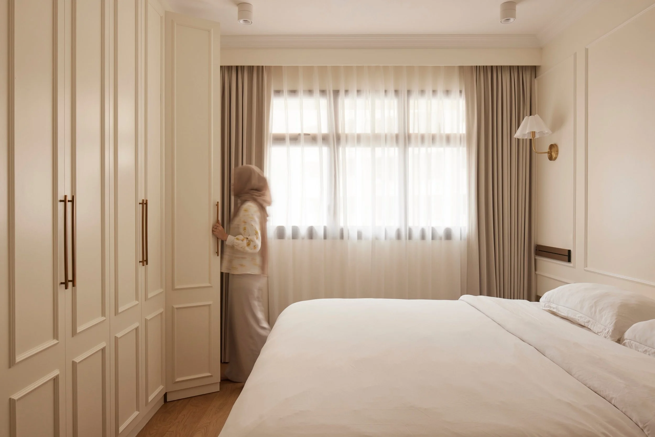 Lighting is a super important layer in the master bedroom.

Because it's a shared space, each person ideally has her own lighting: to work, to read, to set the right tone before sleeping, without disturbing the other.

This master bedroom can be mell