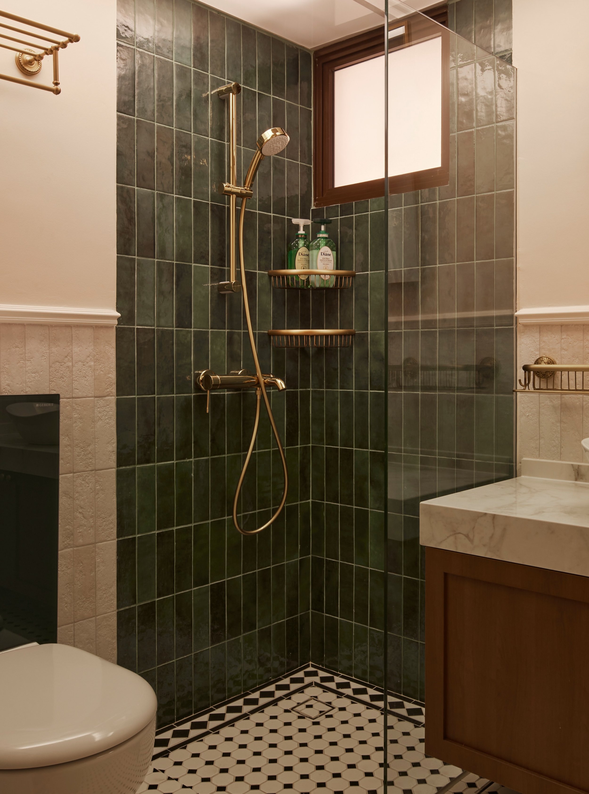 A bathroom can be small in stature and big on character, with the right mix of material. 

Boy would we love to spend time in here ❤️