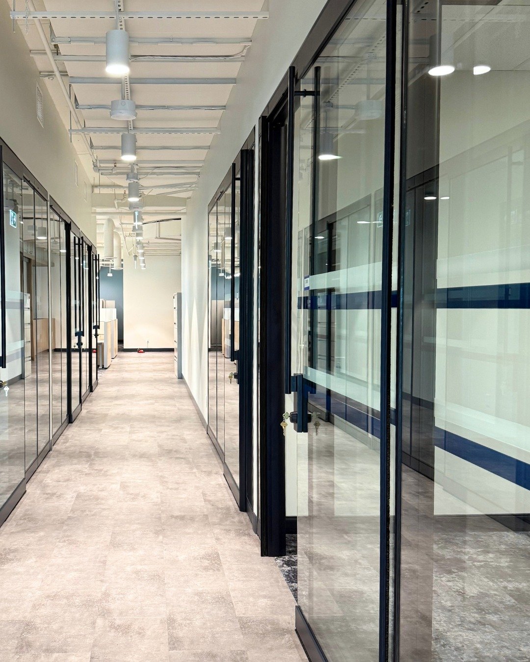 We recently completed an installation of Tek Vue from @Teknion, where our client opted for a custom blue hardware finish and the results are nothing short of amazing. 

This project is a great example of how Tek Vue can be tailored to match any desig