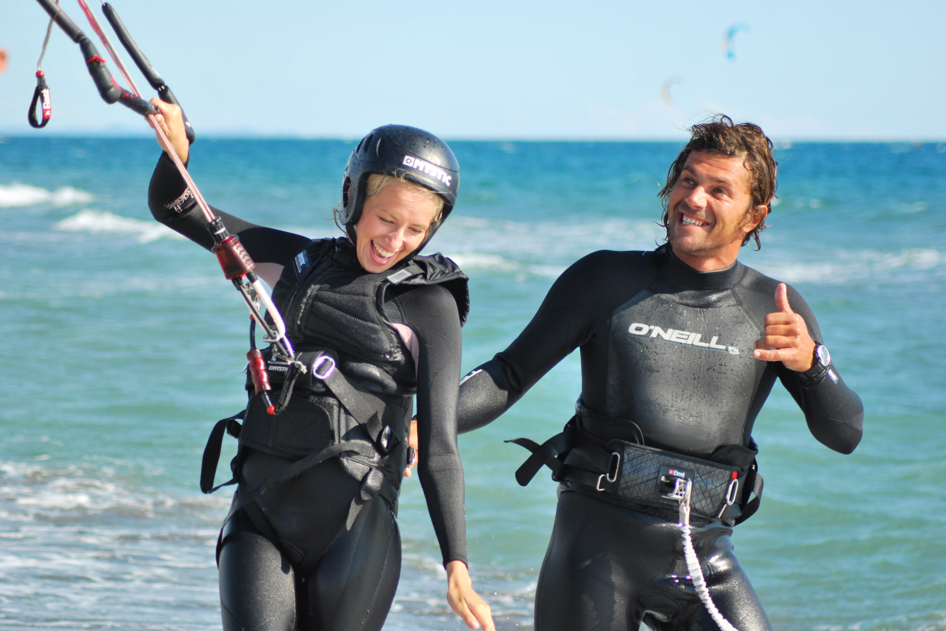 Kitesurf-Anfänger zu Fuß am Strand