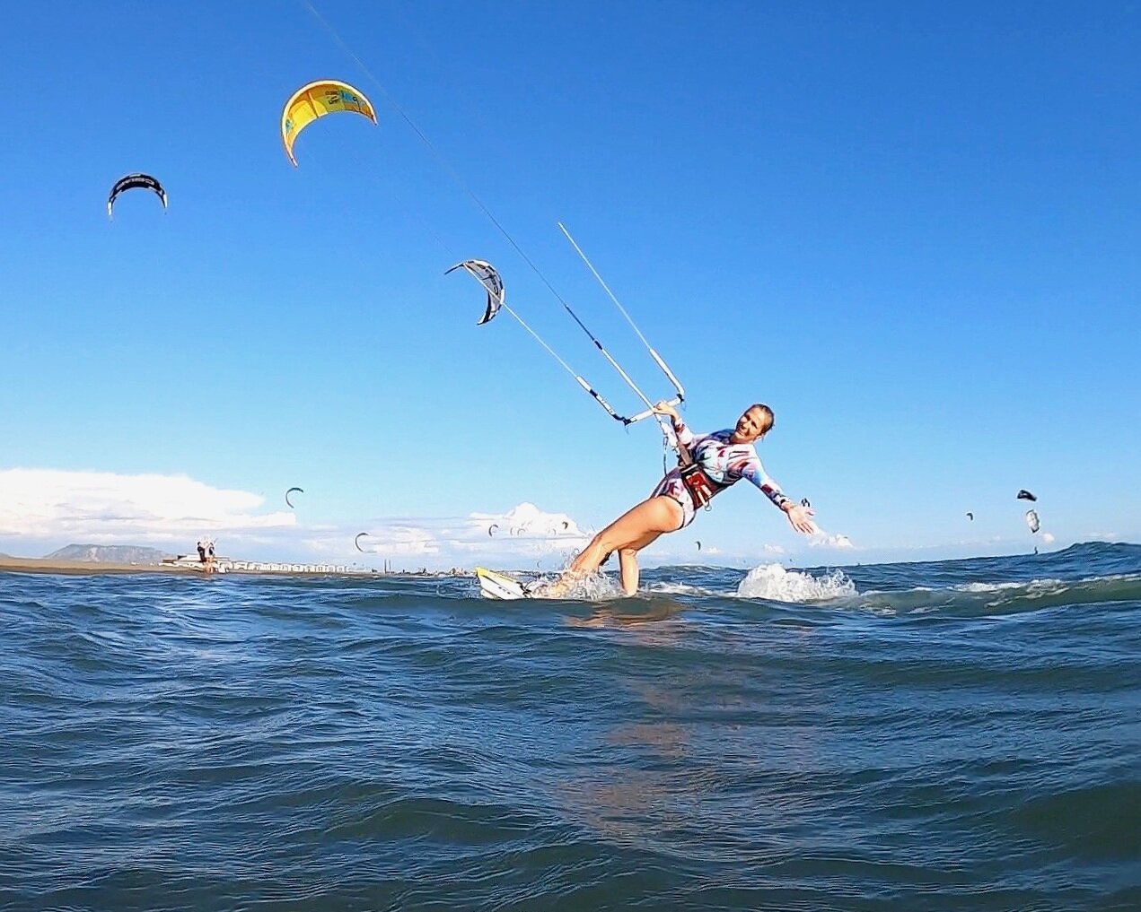 Glücklicher Kitesurfer im Wasser