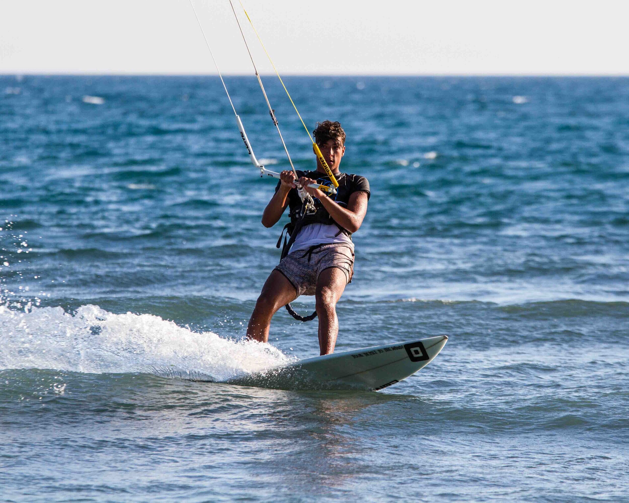 Kitesufer leiht Surfbrett aus