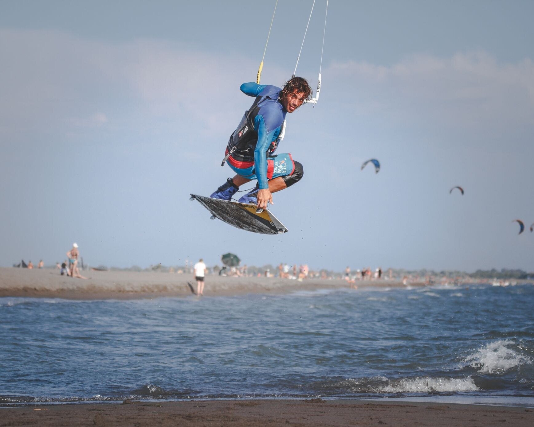Kitesurf-Sprung mit Grab