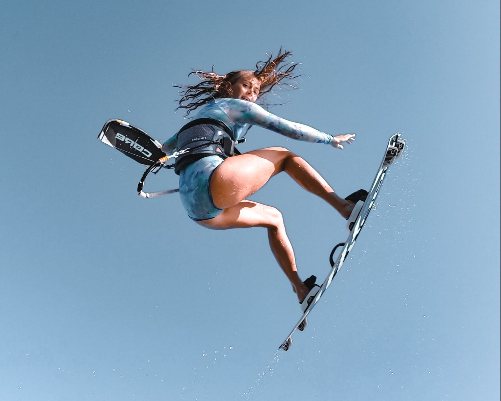 Kitesurfer springt über GoPro-Fotograf