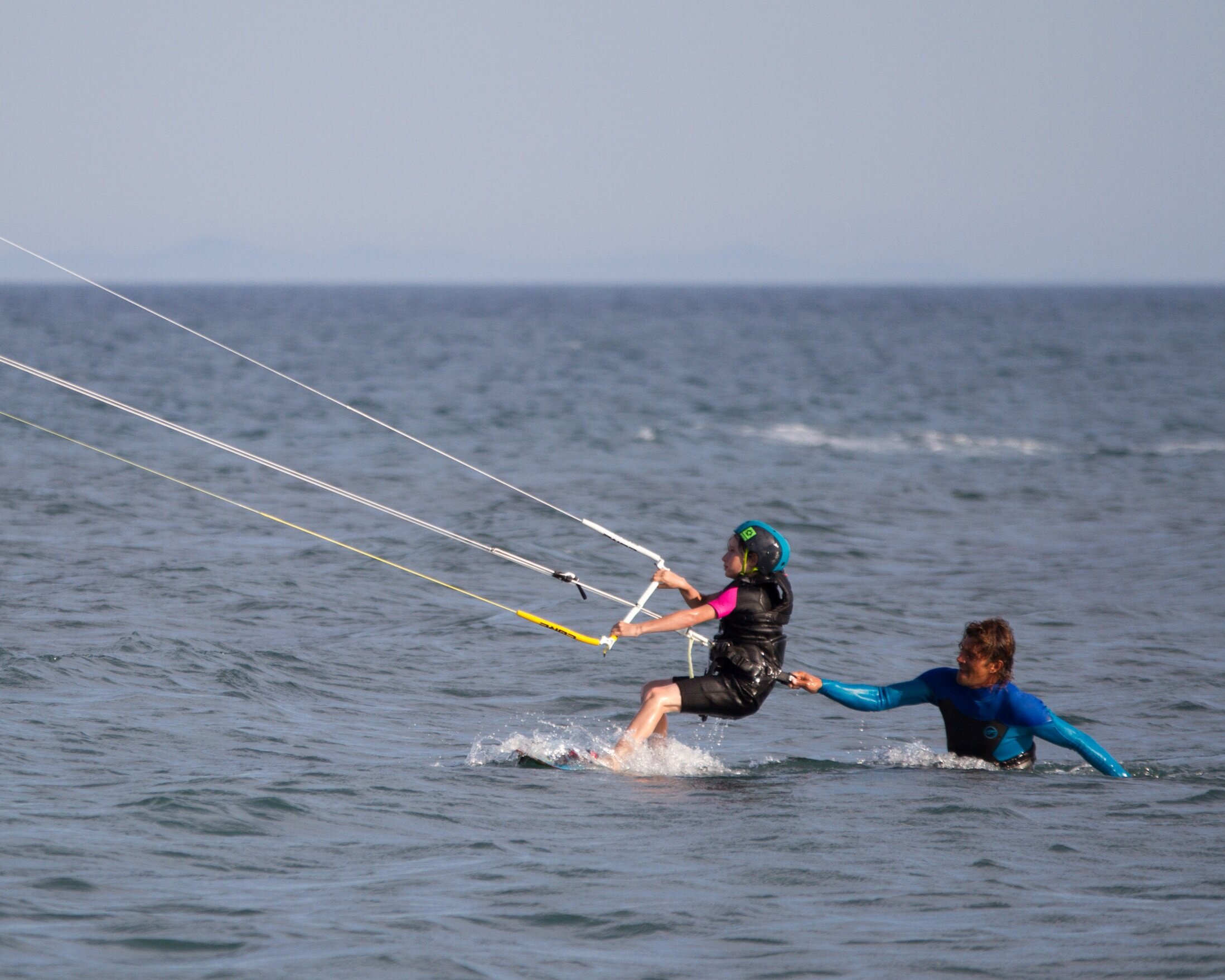 Kite-Lehrer und Kind im Wasser