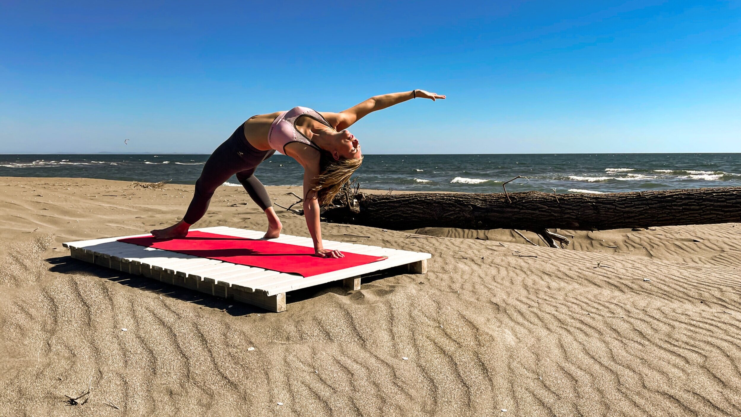 Wildthing Yoga-Pose am Strand