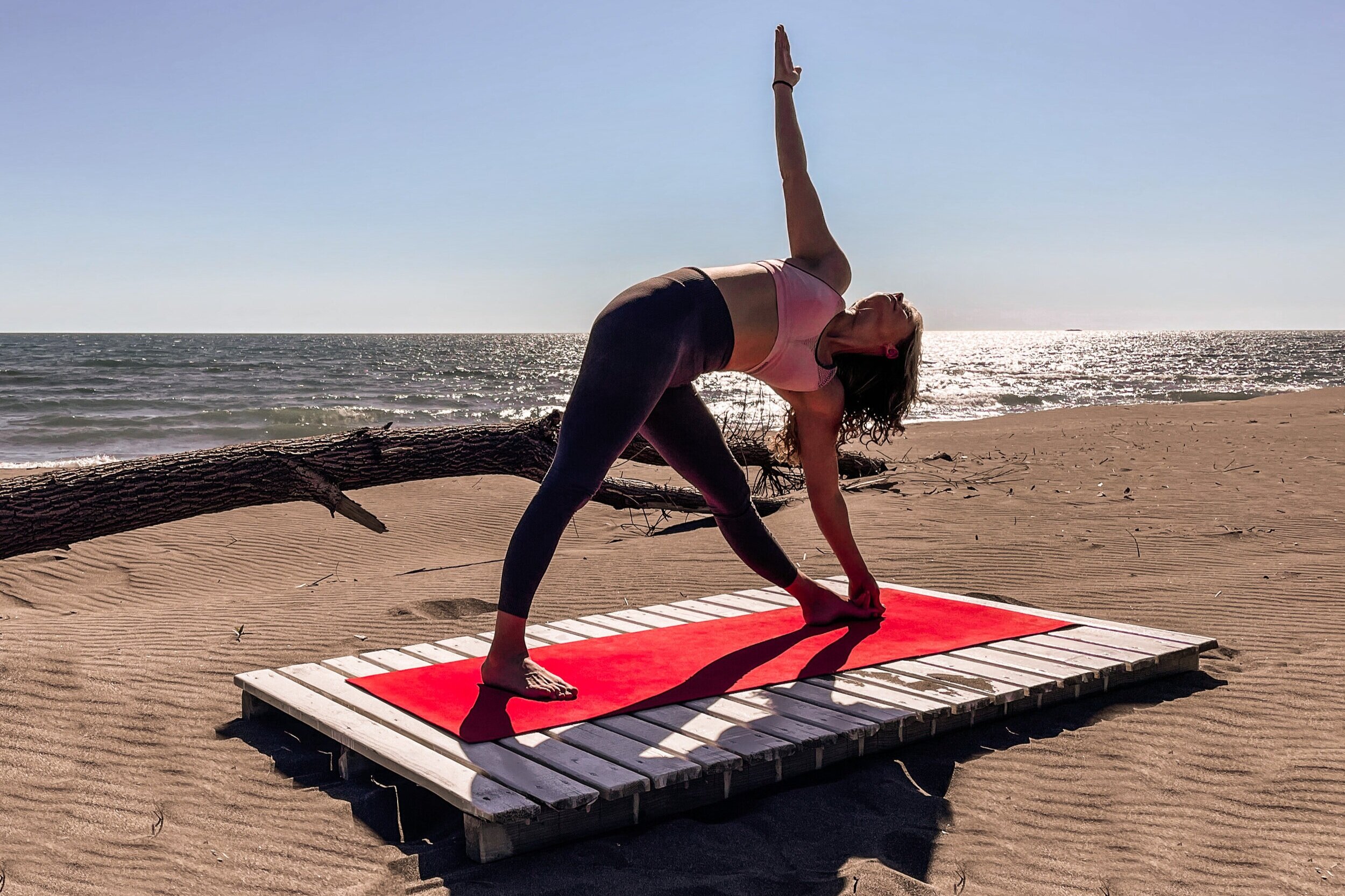Triange Pose Yoga am Pacha Beach