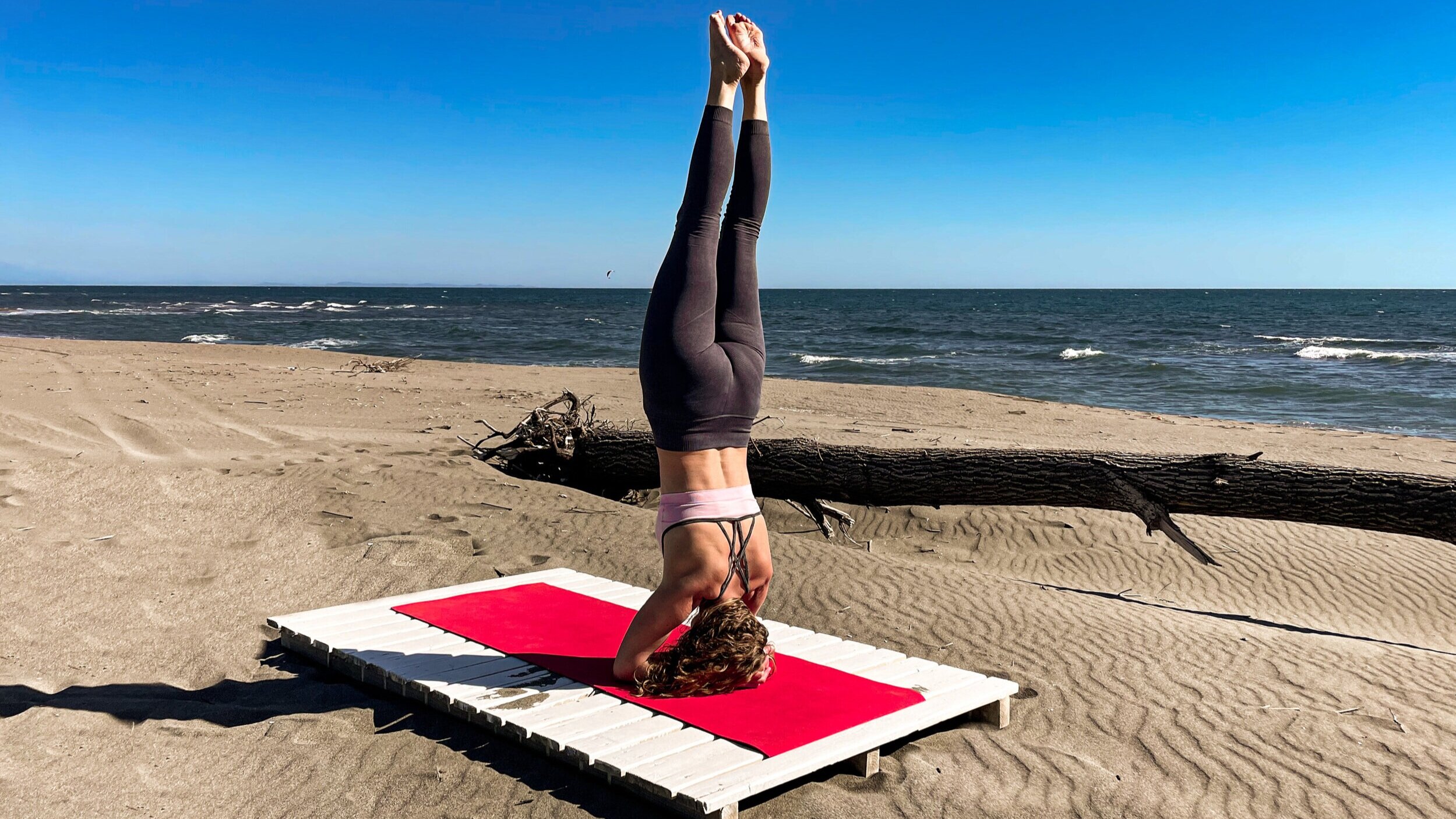 Yoga Kopfstand am Pacha Beach