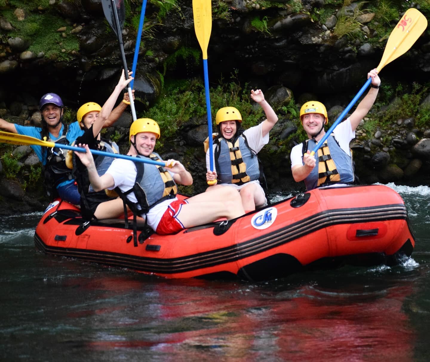 Hands up if you wish you were rafting right now 🙋&zwj;♀️
.
.
.
#whitewaterrafting #rafting #outdoors #nature #costarica #puravida #sarapiquioutdoorcenter #sarapiqui #adventure #outdoorsports #kayak #kayaking #watersports #river #wildlife #rainforest