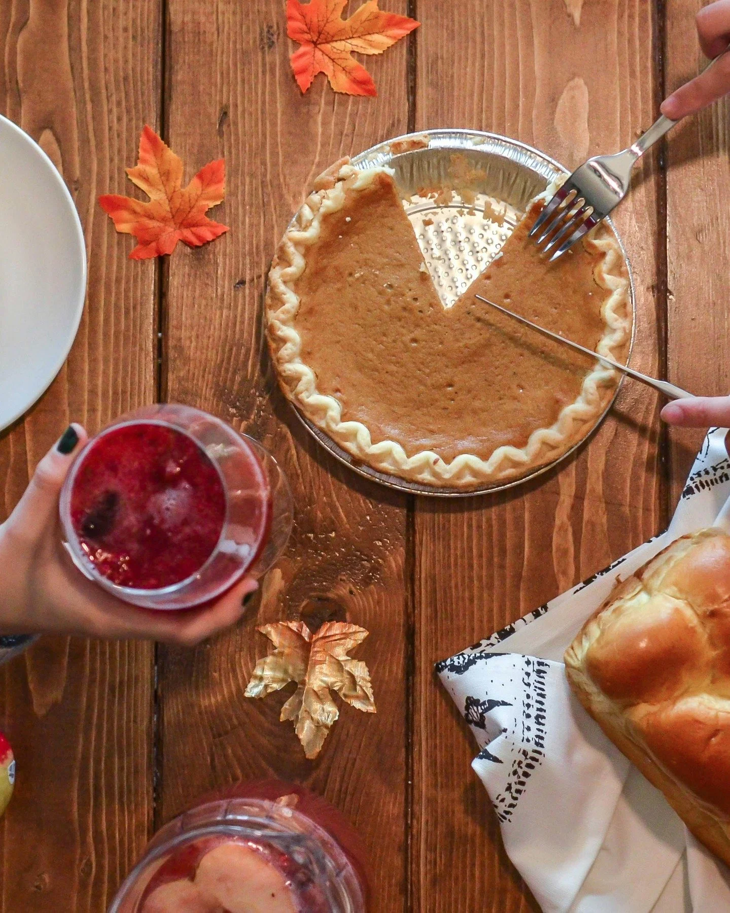 My secret to feeling good on Thanksgiving isn&rsquo;t skipping the pie. It&rsquo;s this 👇

I used to think the only way to &ldquo;stay on track&rdquo; during the holidays was to skip dessert, avoid carbs, or bring my own meal 😅

Now I know better.
