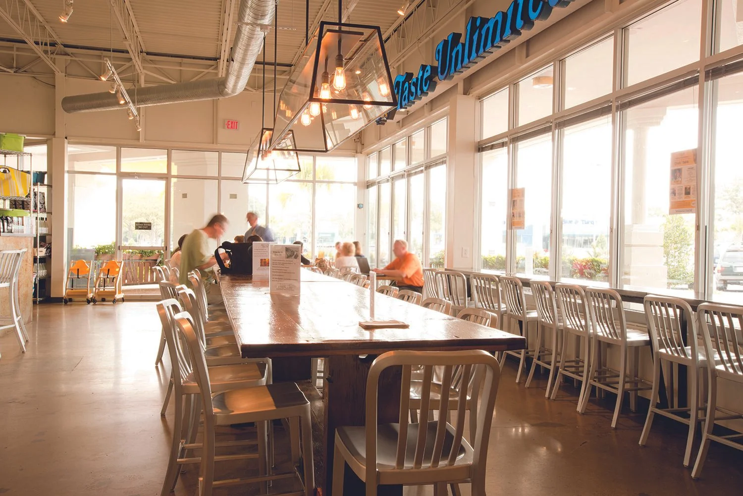 Hilltop Dining Room: 76 seated, 150 standing