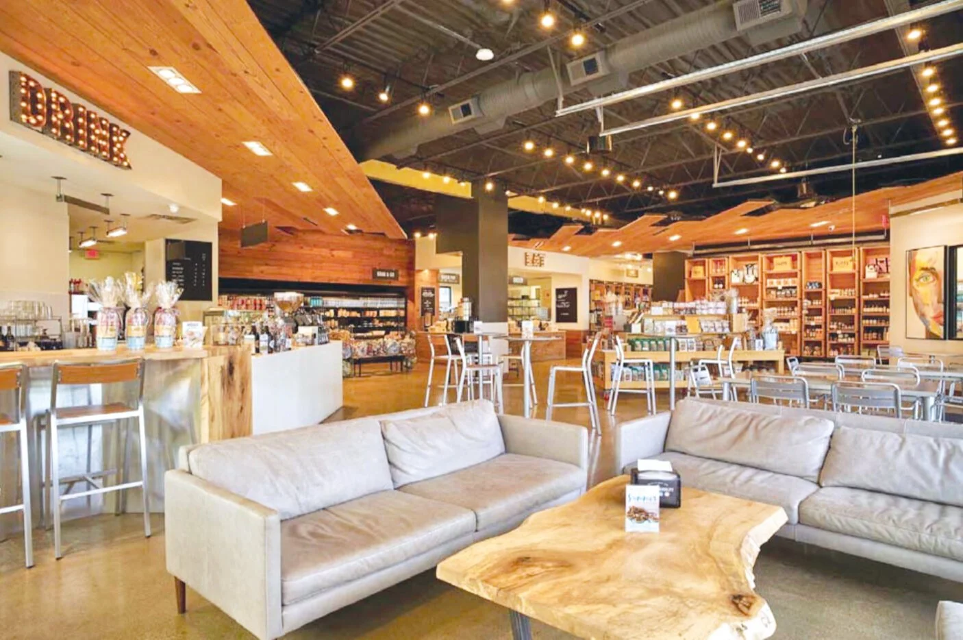 Ghent Lounge: 36 seated, 65 standing