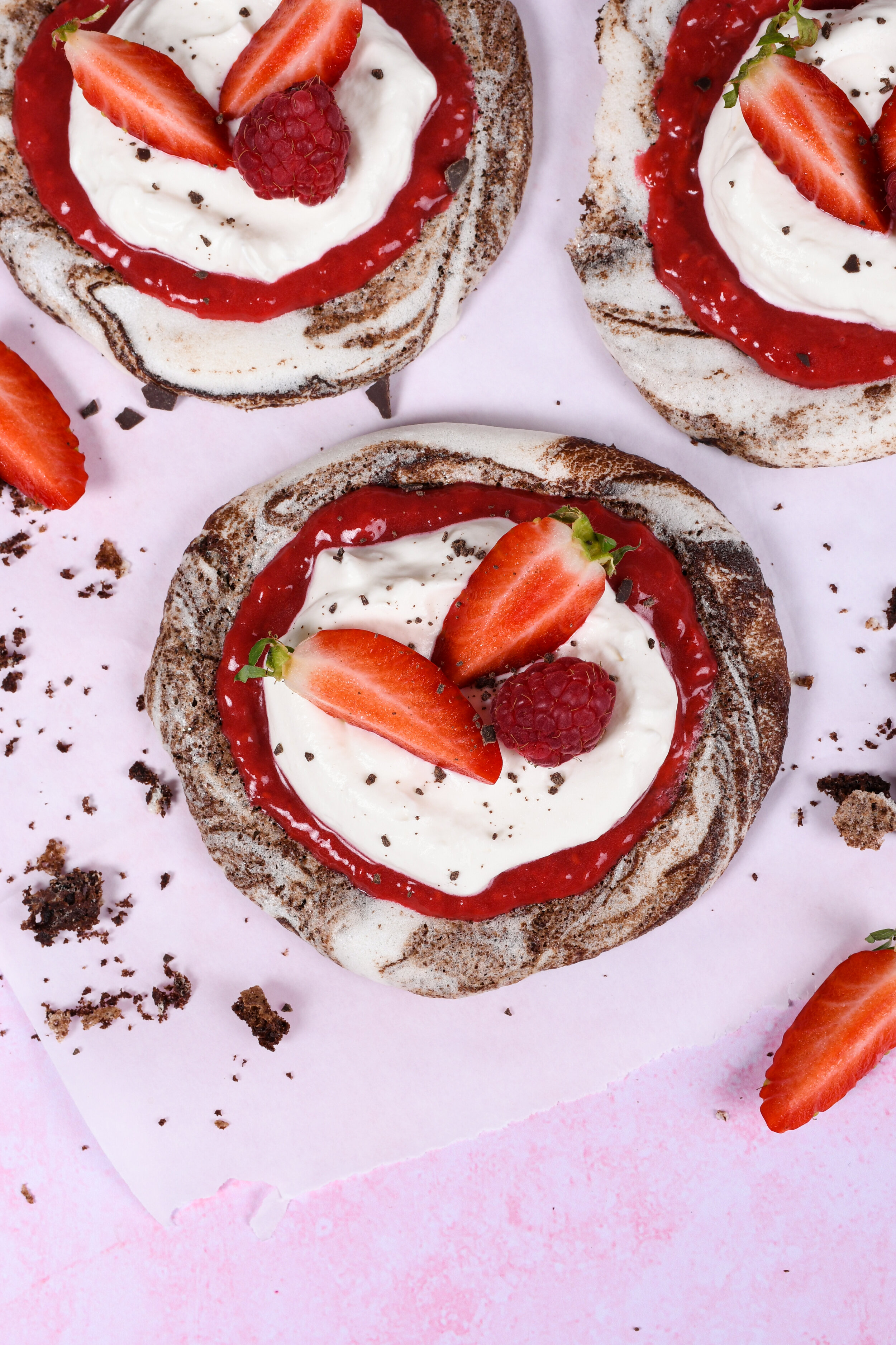 Vegansk chokladmaräng toppad med halloncurd