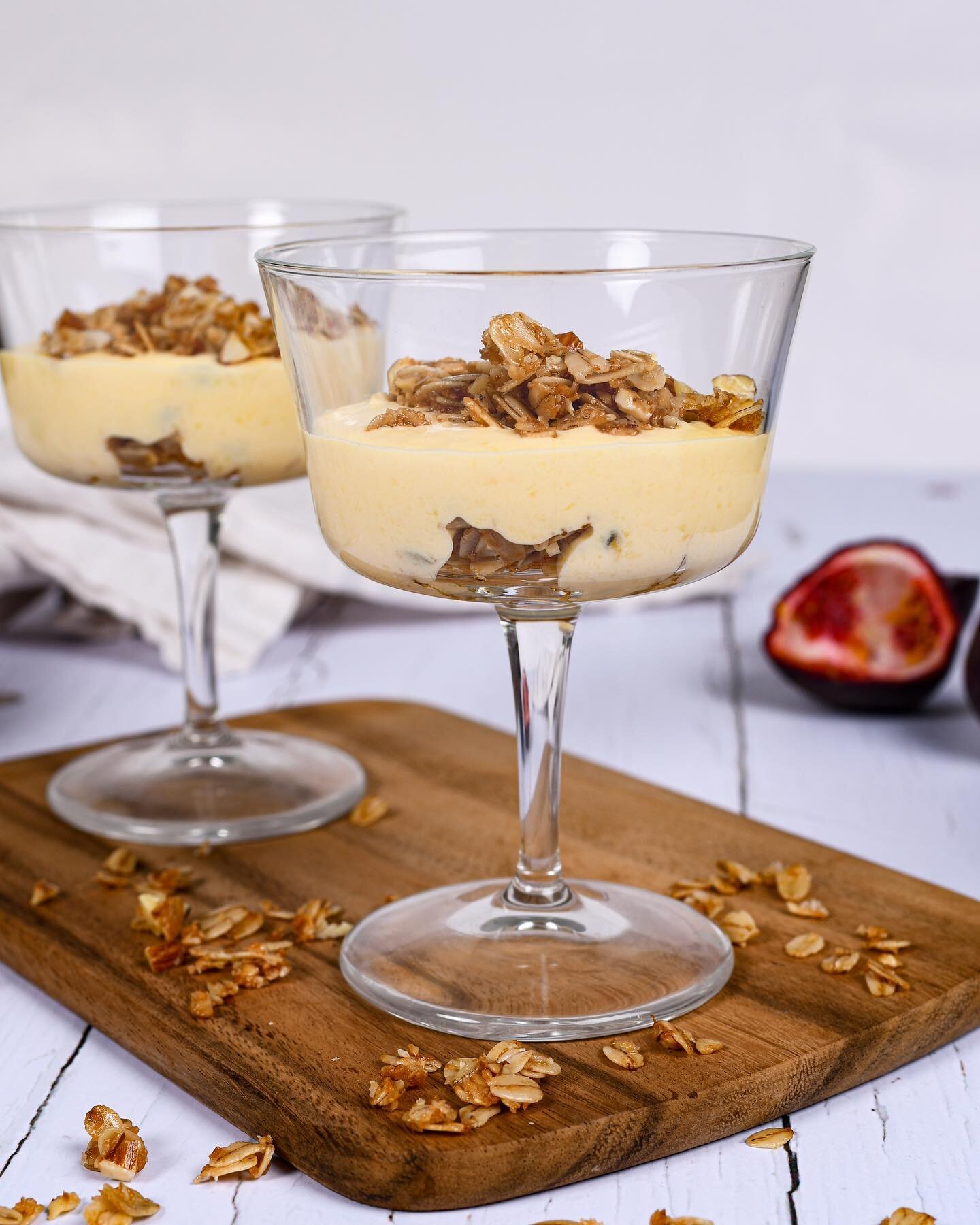 Mango &amp; passionsfruktscheesecake med havresmul ☀️. En somrig dessert som &auml;r enkel att g&ouml;ra 🥰.
.
.
Recept p&aring; hemsidan, l&auml;nk i bio.