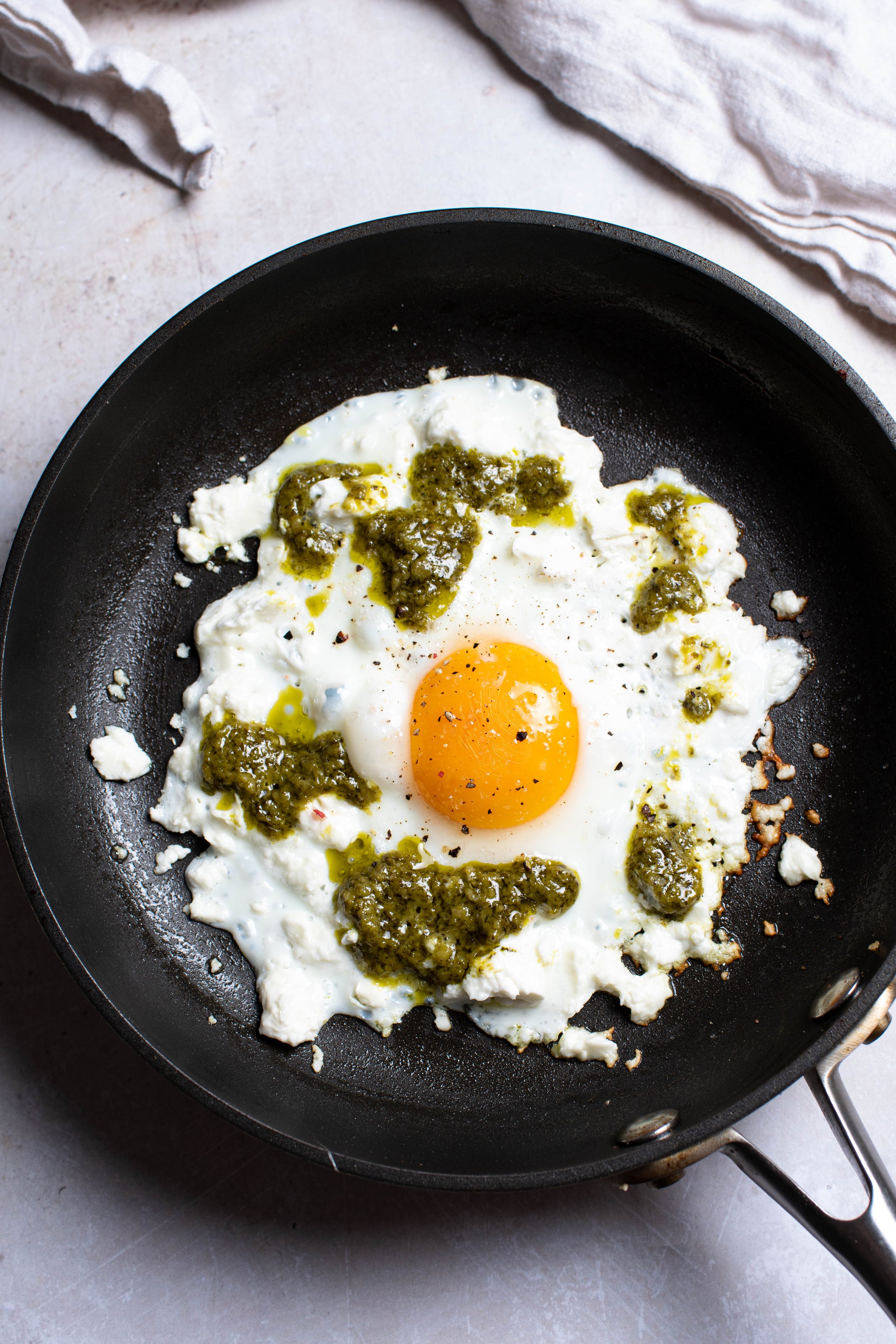 Stekt fetaost ägg pesto