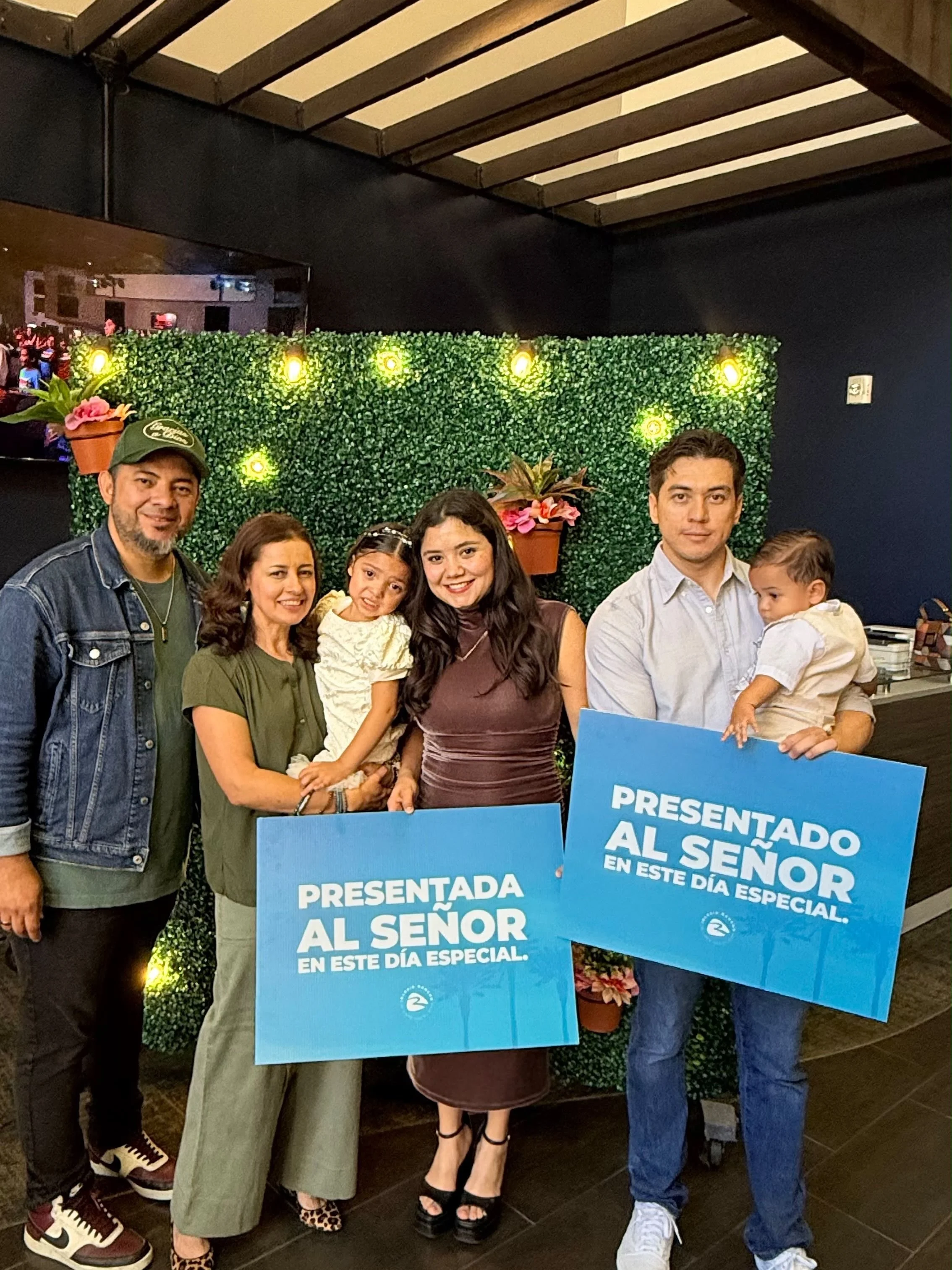 Ayer vivimos un momento muy especial en Rancho en Espa&ntilde;ol al presentar a nuestros ni&ntilde;os delante del Se&ntilde;or. 🤍

Como iglesia, celebramos junto a cada familia y nos comprometemos a caminar con ellos, apoyarlos y acompa&ntilde;arlos