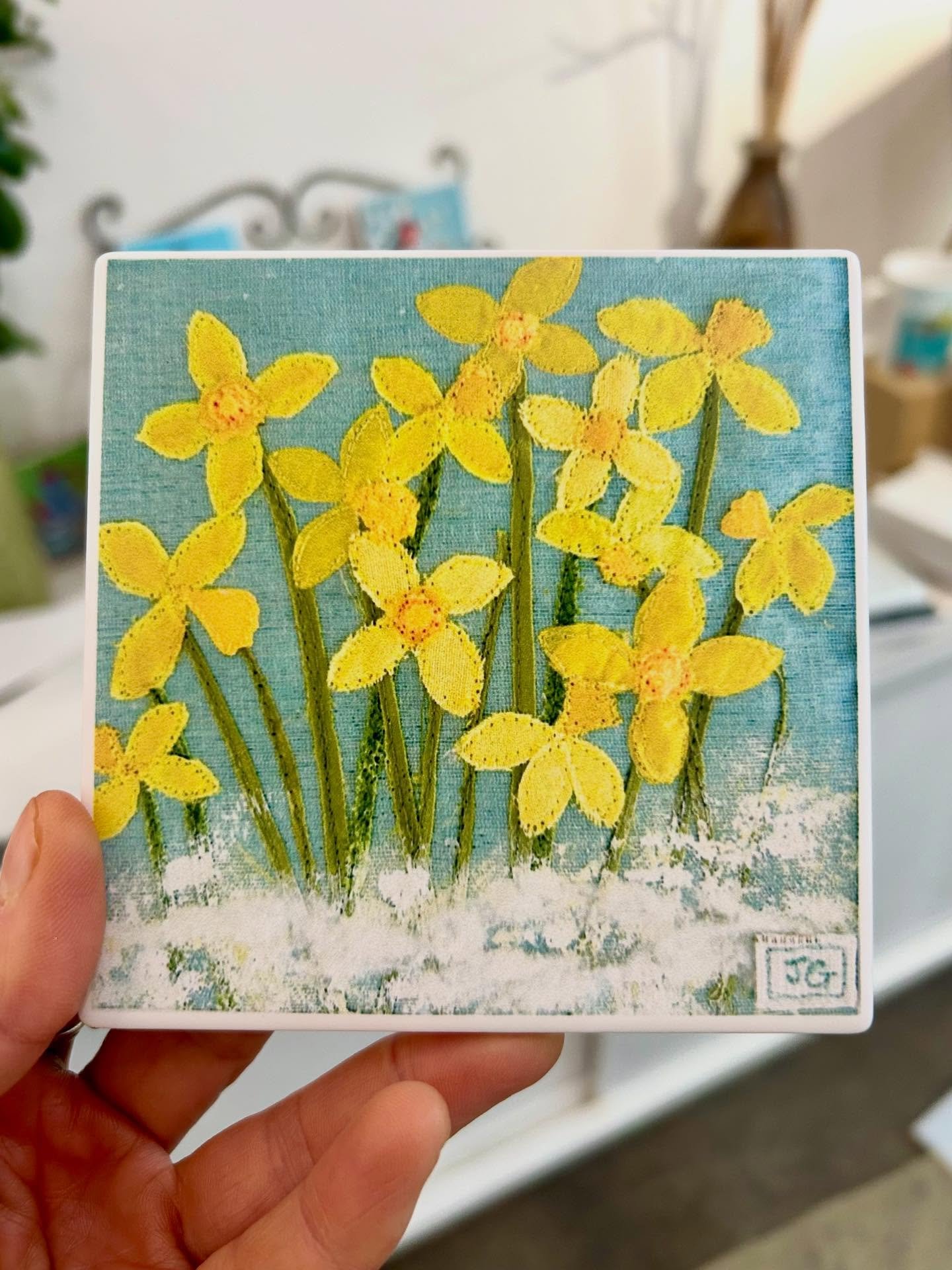 I love it when new products arrive!! 

These ceramic coasters are like little mini artworks in themselves 😊🌼 

Now available on my website :)) 

#daffodils #giftware #interiors #daffodilsofinstagram