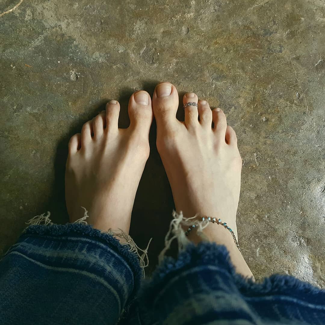 Let's talk about feet! 👣
Your feet carry you everywhere you go, day in - day out, they connect you to the ground and keep you stable (even when your mind isn't). 
.
Yet at the end of that long and stressful day, they often go unappreciated.
That ain