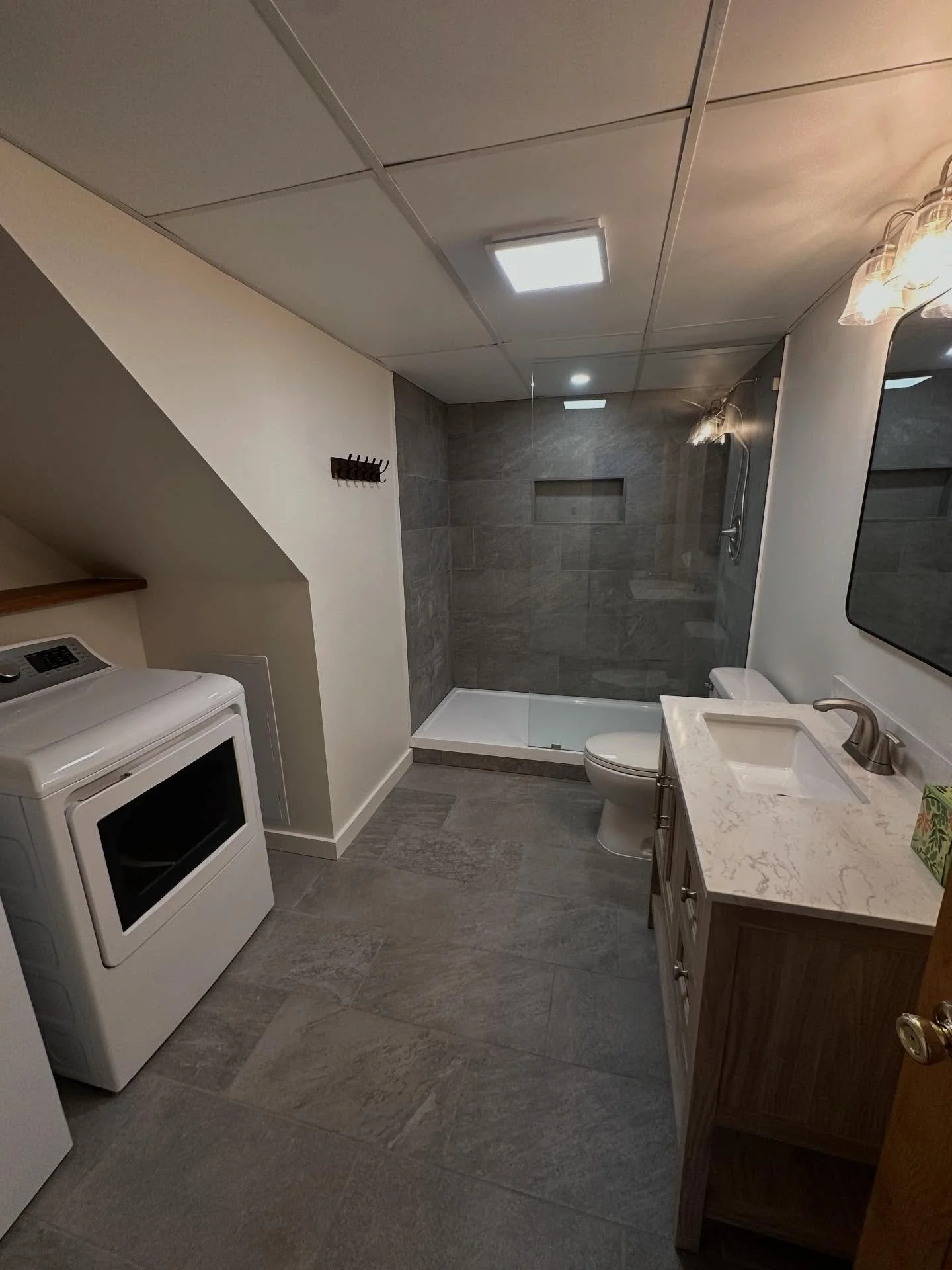 A bathroom we just finished up as part of a whole house renovation! We added this bathroom and laundry room in the basement and used the ditra heat duo system for a nice warm floor! 

#homesteadcarpentryco #bathroom #build #custom #tile