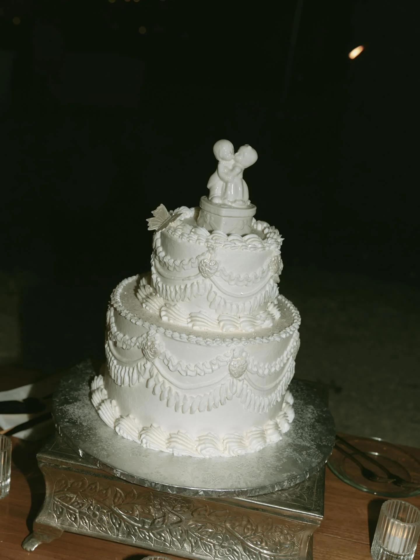 ↠reception detailed moments from Peyton &amp; Drew&rsquo;s wedding🪩
&bull;
&bull;
&bull;
#orlandofloridaphotographer #floridaphotographer #orlandofloridaweddingphotographer #orlandoweddingphotographer #floridaweddingphotographer