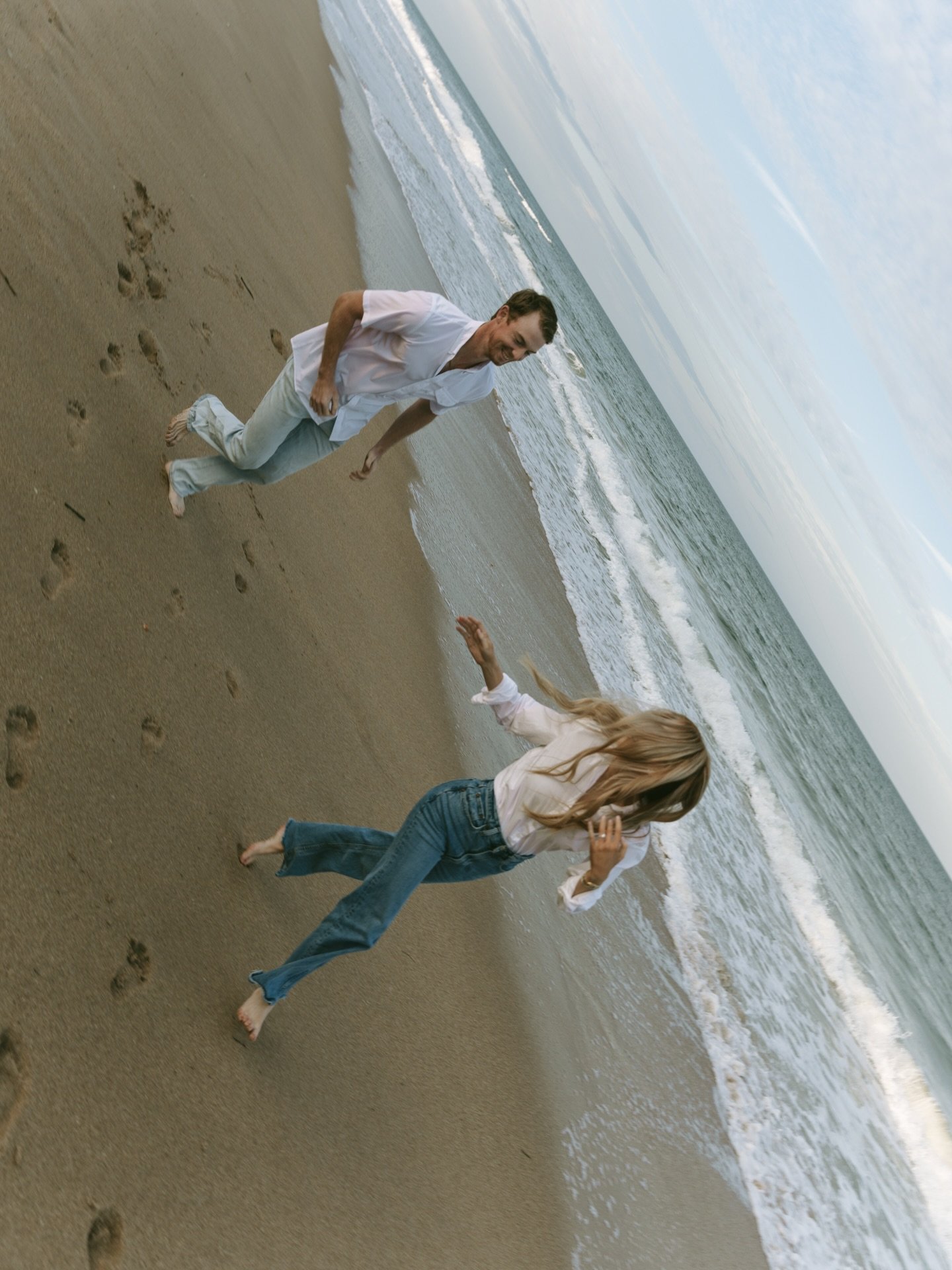 ↠Caroline &amp; Chason&rsquo;s engagement session on the beach🌊🤎
&bull;
&bull;
&bull;
#orlandofloridaphotographer #floridaphotographer #orlandofloridaweddingphotographer #orlandoweddingphotographer #floridaweddingphotographer