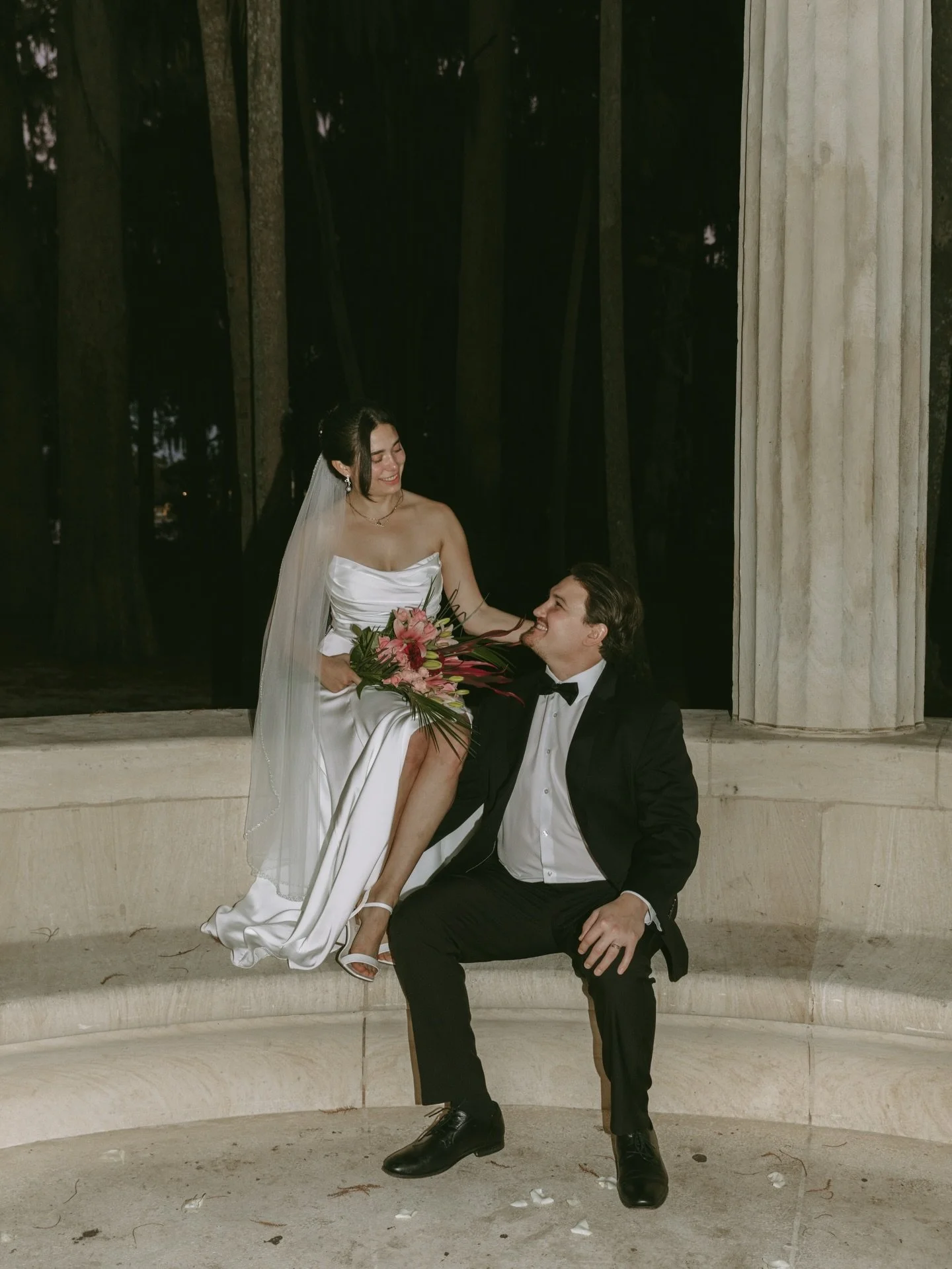 ↠Anabel + Tyler&rsquo;s intimate wedding during sunset/blue hour🌙
&bull;
&bull;
&bull;
#orlandofloridaphotographer #floridaphotographer #orlandofloridaweddingphotographer #orlandoweddingphotographer #floridaweddingphotographer