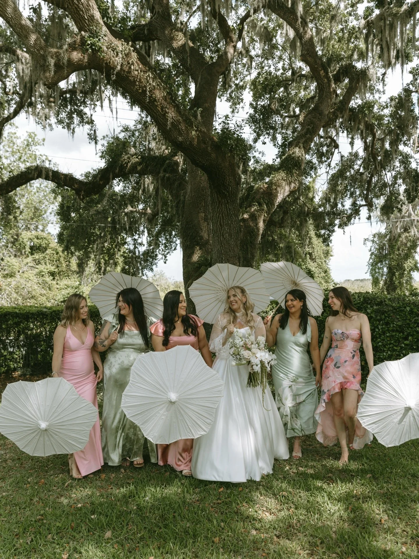 ↠sneak peeks of Brielle &amp; Ben&rsquo;s wedding🦢 it was a beautiful beautiful day, &amp; i cant wait to edit the rest🫶🏼
&bull;
&bull;
&bull;
#orlandofloridaphotographer #floridaphotographer #orlandofloridaweddingphotographer #orlandoweddingphoto