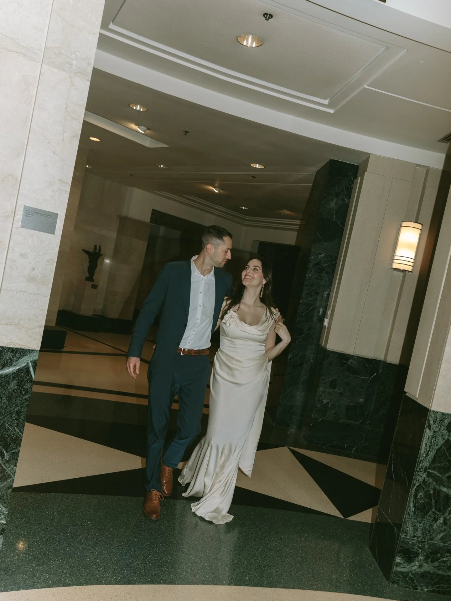 ↠Ashley &amp; Vincent courthouse elopement💍 congrats you two🫶🏼
&bull;
&bull;
&bull;
#orlandofloridaphotographer #floridaphotographer #orlandofloridaweddingphotographer #orlandoweddingphotographer #floridaweddingphotographer