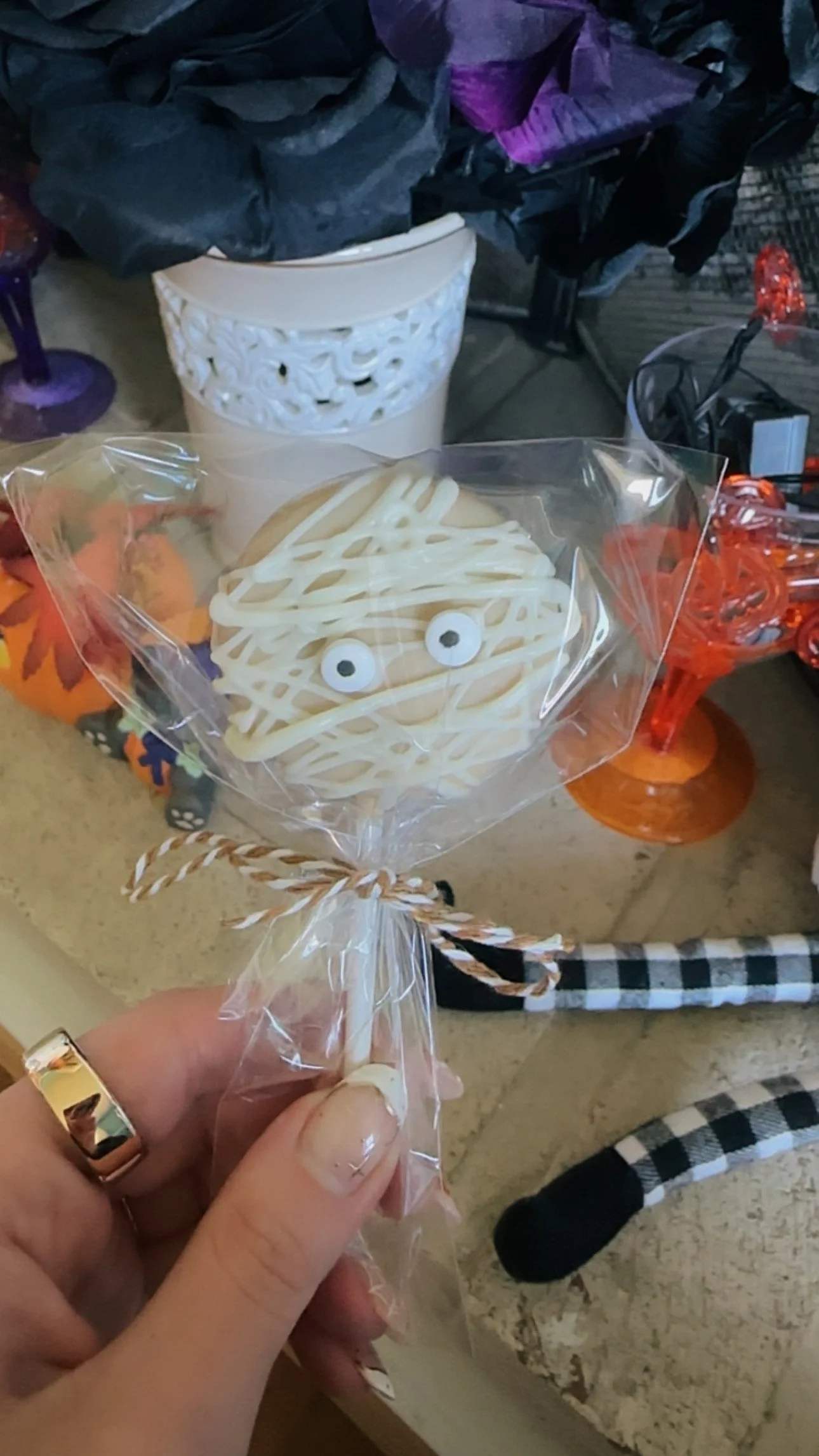 mummy cake pop.JPG