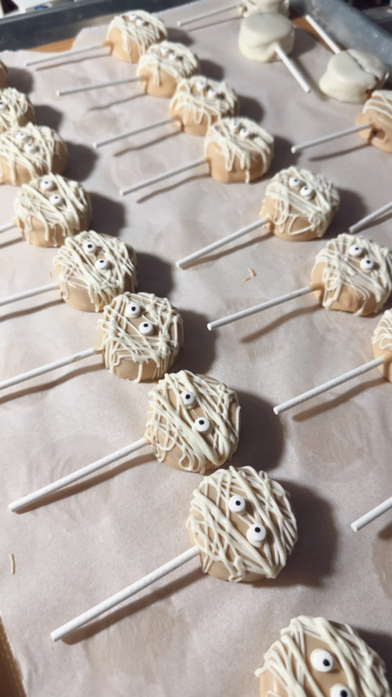 mummy cake pops.JPG