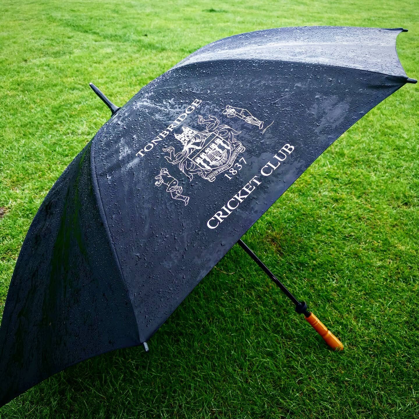 One of those rainy days at Poplar Meadow today. The Second team are currently patiently waiting to start their fixture against High Halstow. Pitch inspection at 3pm.
#cricket #cricketground #rain #umbrella #rainydays☔️ #wetwetwet #cricketsquare