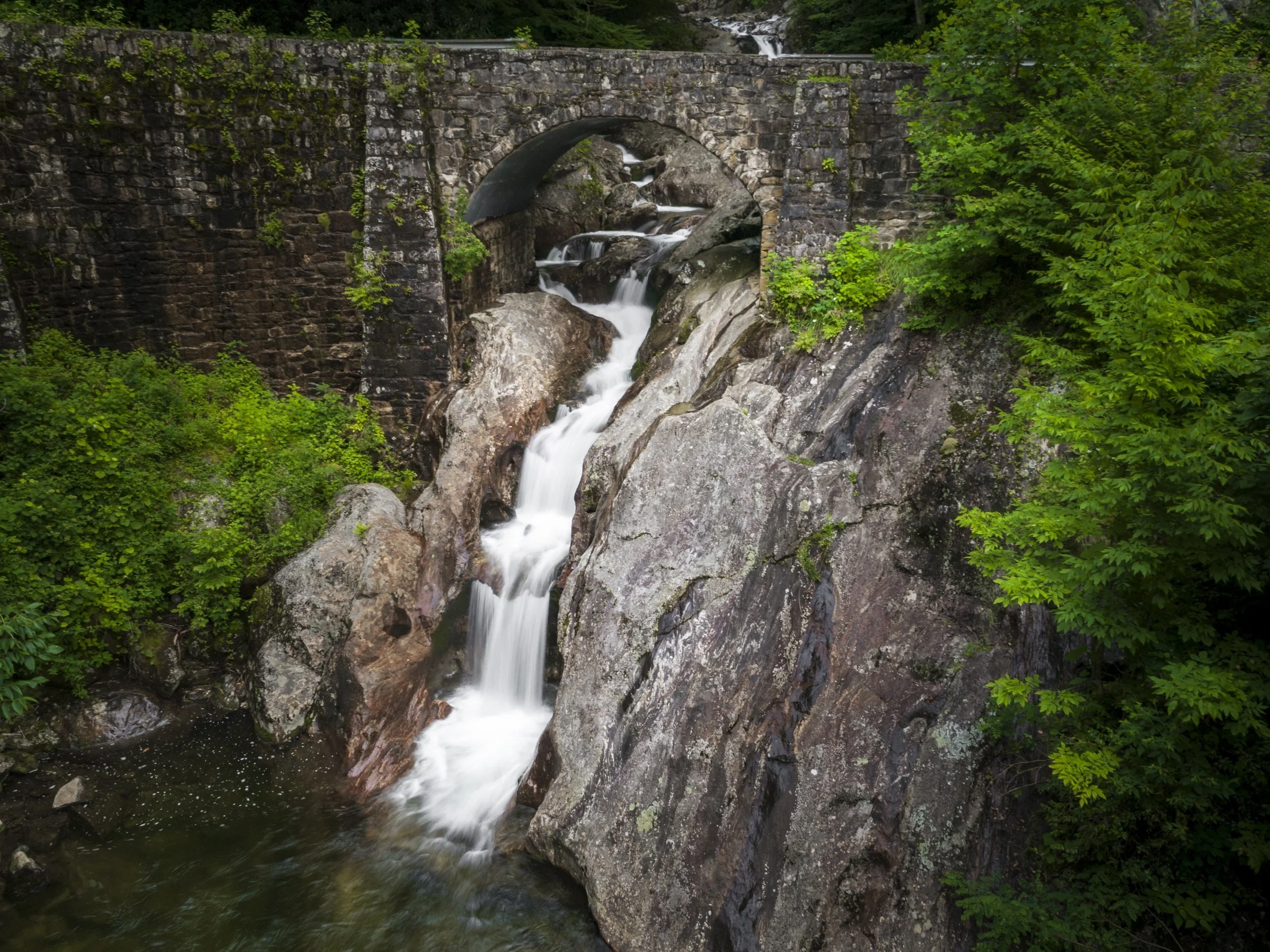  “Sunburst Falls” 