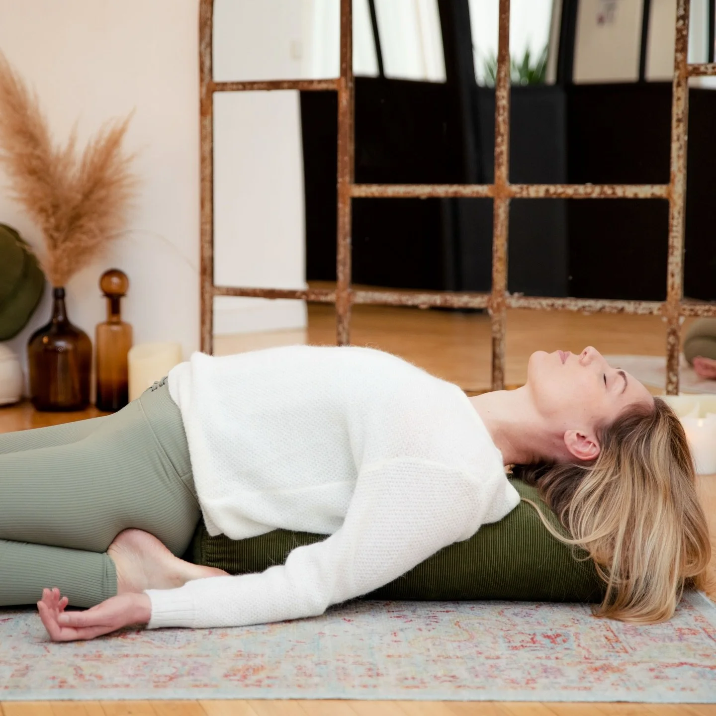 Opening the heart is an invitation.
An invitation to create space where there has been holding.
To gently loosen what has been protected for a long time.

Physically, heart-opening postures invite openness in the chest, shoulders, and breath..
Mental