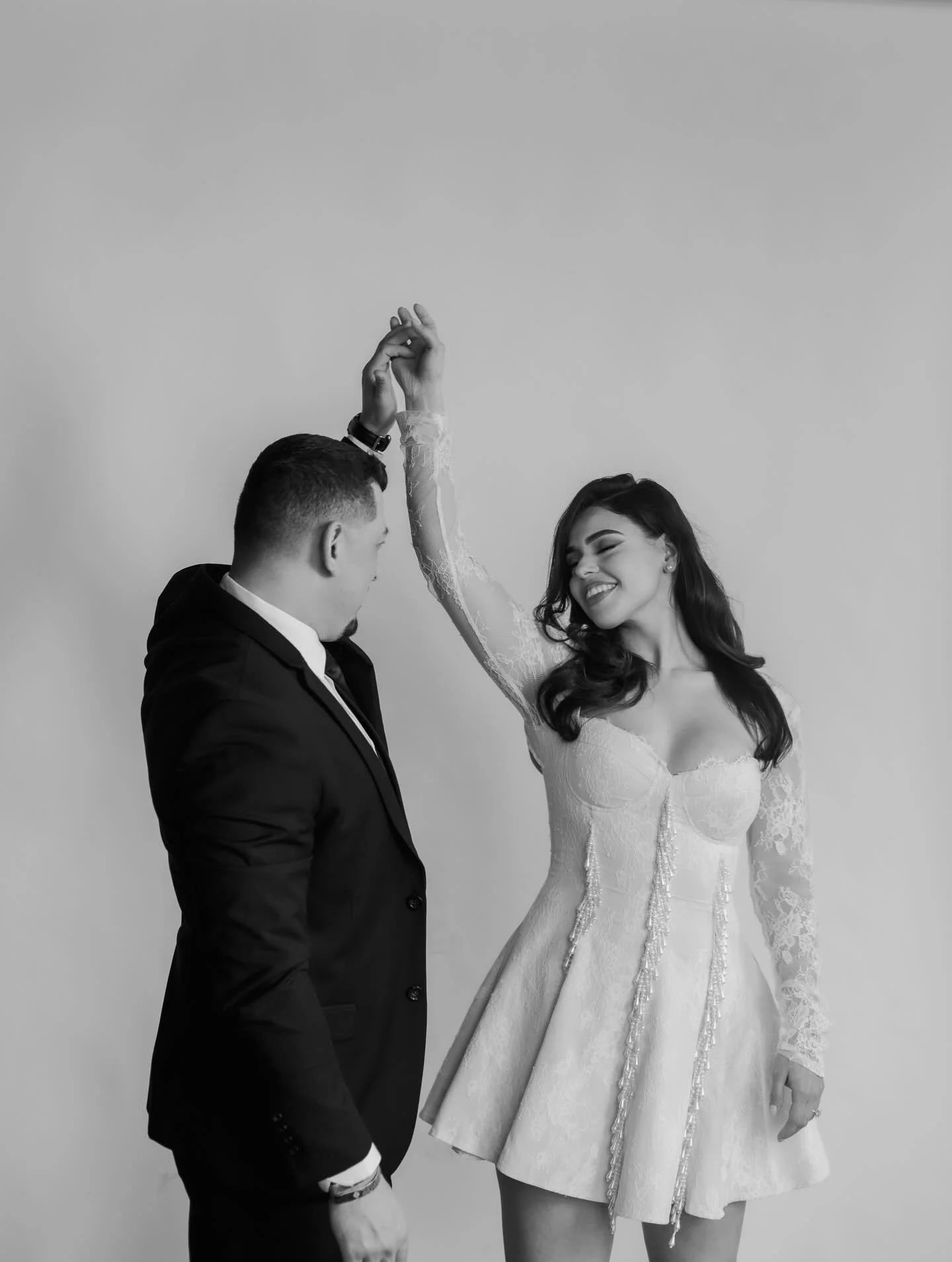 She flew into Dallas just to take their engagement photos 🥲🤍 even though they are long distance with her work, they wanted to have some save the dates for their wedding in April, so they both flew into Dallas!! It ended up raining, so the @photolof