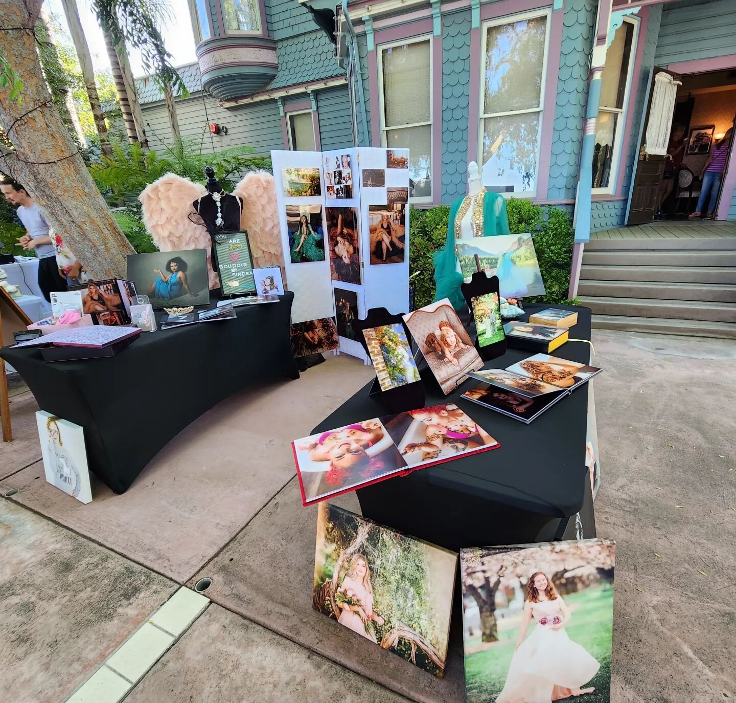 Hanging at the Citrus Blossom Market at Edwards Mansion in Redlands! The sun is shining, birds are singing, the smell of orange trees and jasmine in the air...

#sindea #boudoir #photostudio #socalphotographer #redlandsphotographer #iephotographer