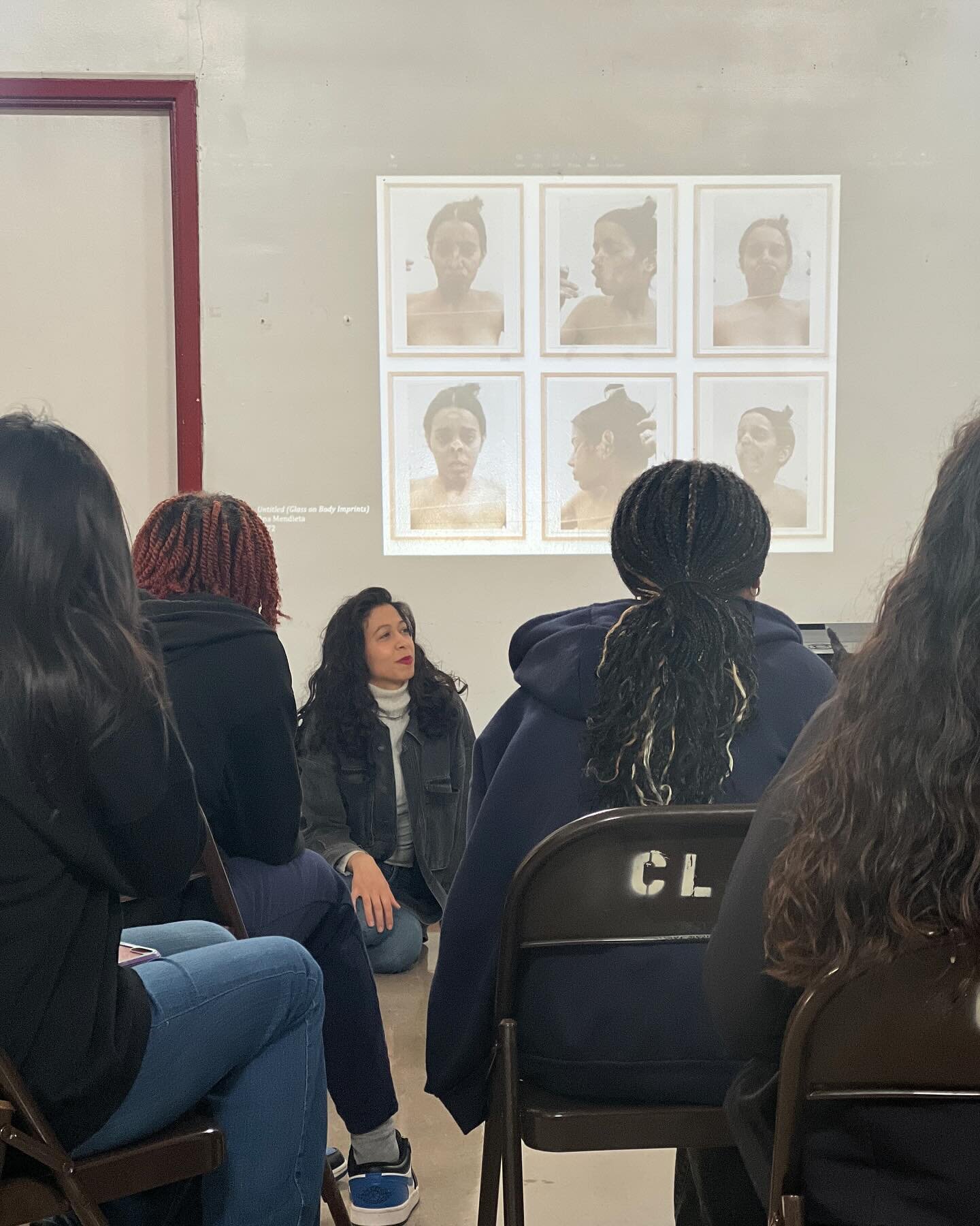 We had our first official meeting at our new G.IRL Clubhouse!
💒
&zwnj;
Jasmines artist crew came through @alexandriadouziech and led an art lesson around portrait art. We learned about portrait artist like Njideka Akunyili Crosby, (which some of our