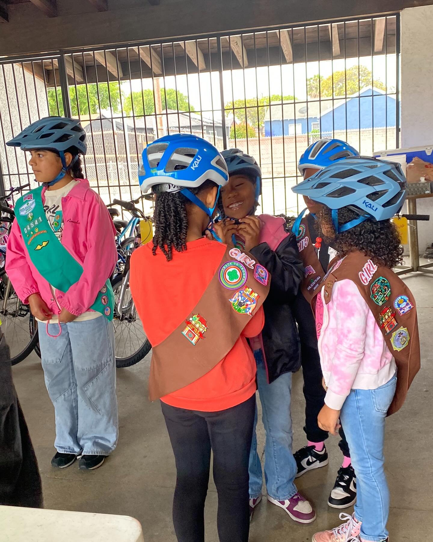 This weekend our G.IRL Scout Troop wrapped up this season with a bike safety lesson from the folks at @walkandrollers
&zwnj;
🚴🏿&zwj;♀️🚴🏾&zwj;♀️🚴🏽&zwj;♀️☘️
&zwnj;
The girls had to learn how to safely suit up, make sure there bike was safe prior 