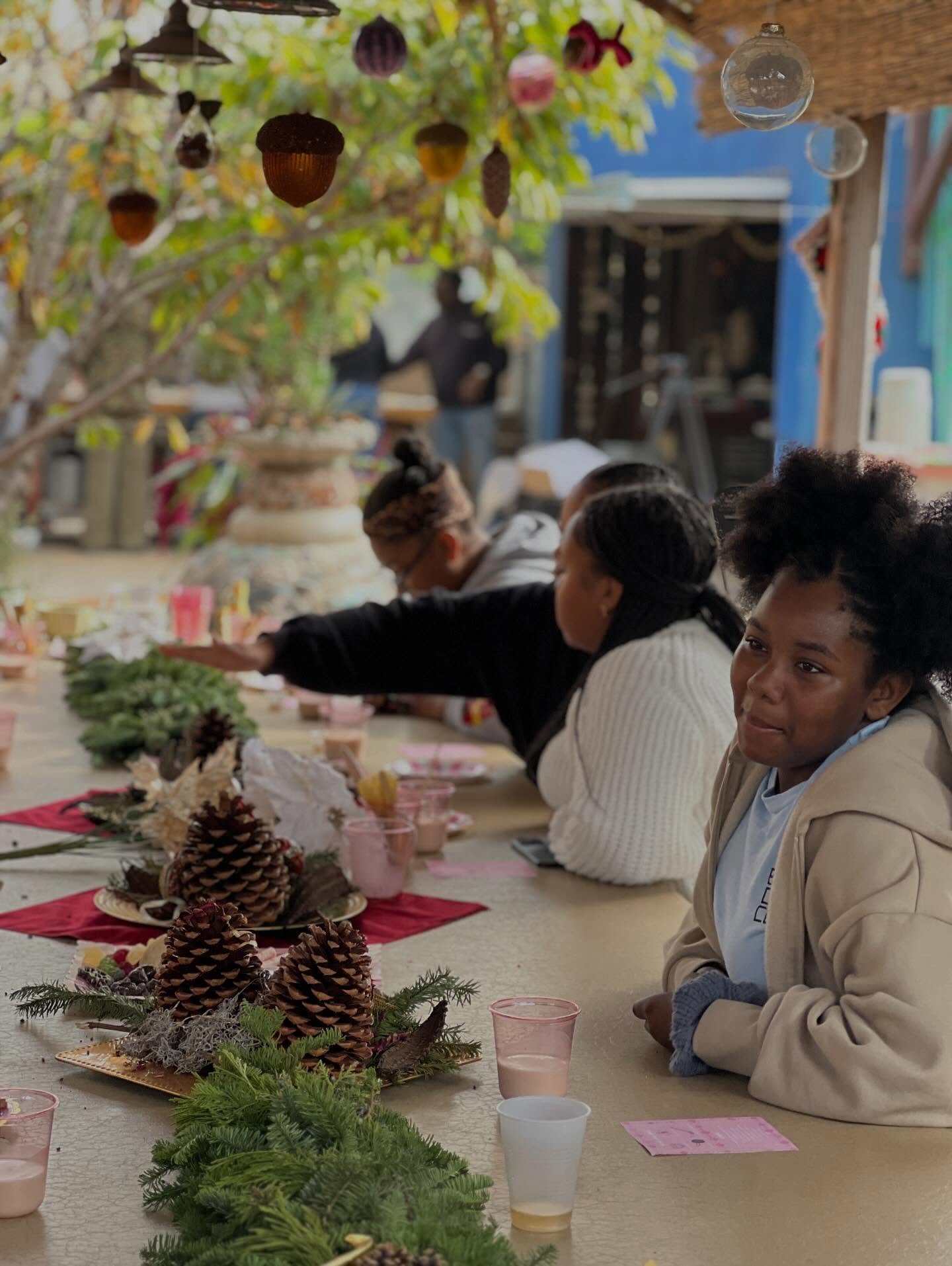 🎅🏿 We had a very cozy Christmas in Compton this weekend at our home away from home @moonwaterfarms 🎄

This was a holiday wrap party for our fall cohort.

The day consisted of making fire cider, a natural medicine with @auntieshe 

Creating our own
